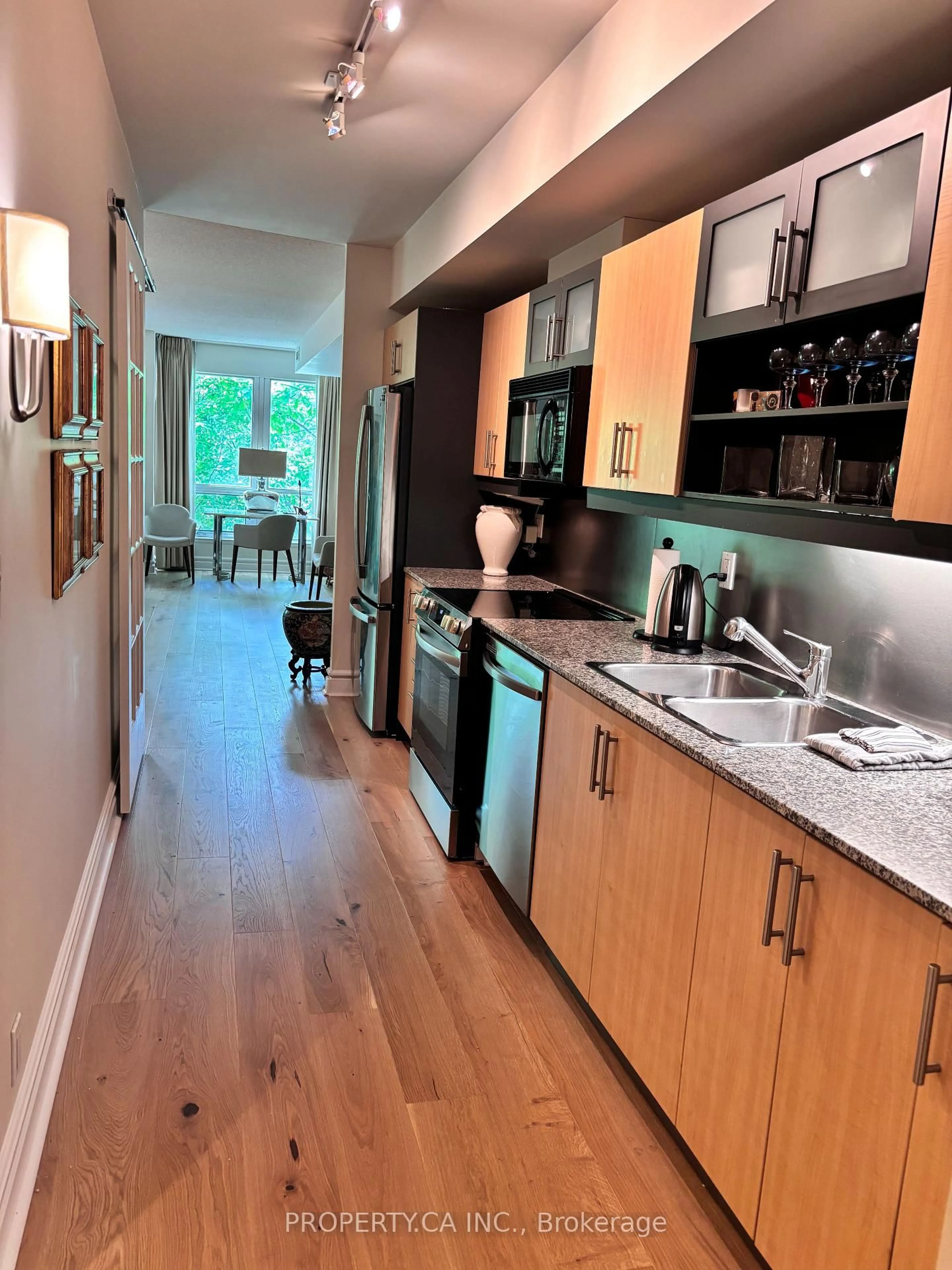 Open concept kitchen, wood/laminate floor for 350 Wellington St #M07, Toronto Ontario M5V 3W9