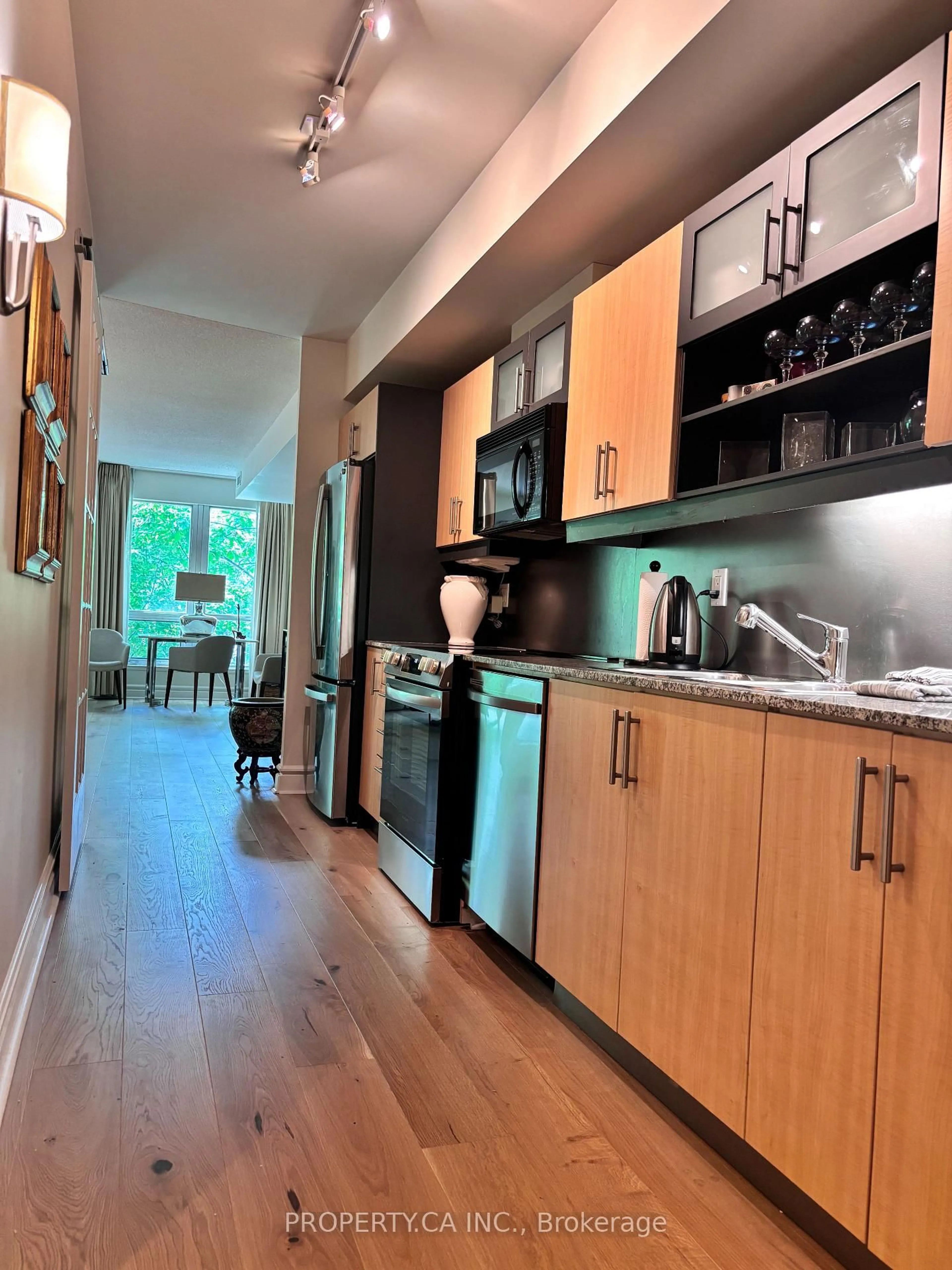 Open concept kitchen, wood/laminate floor for 350 Wellington St #M07, Toronto Ontario M5V 3W9