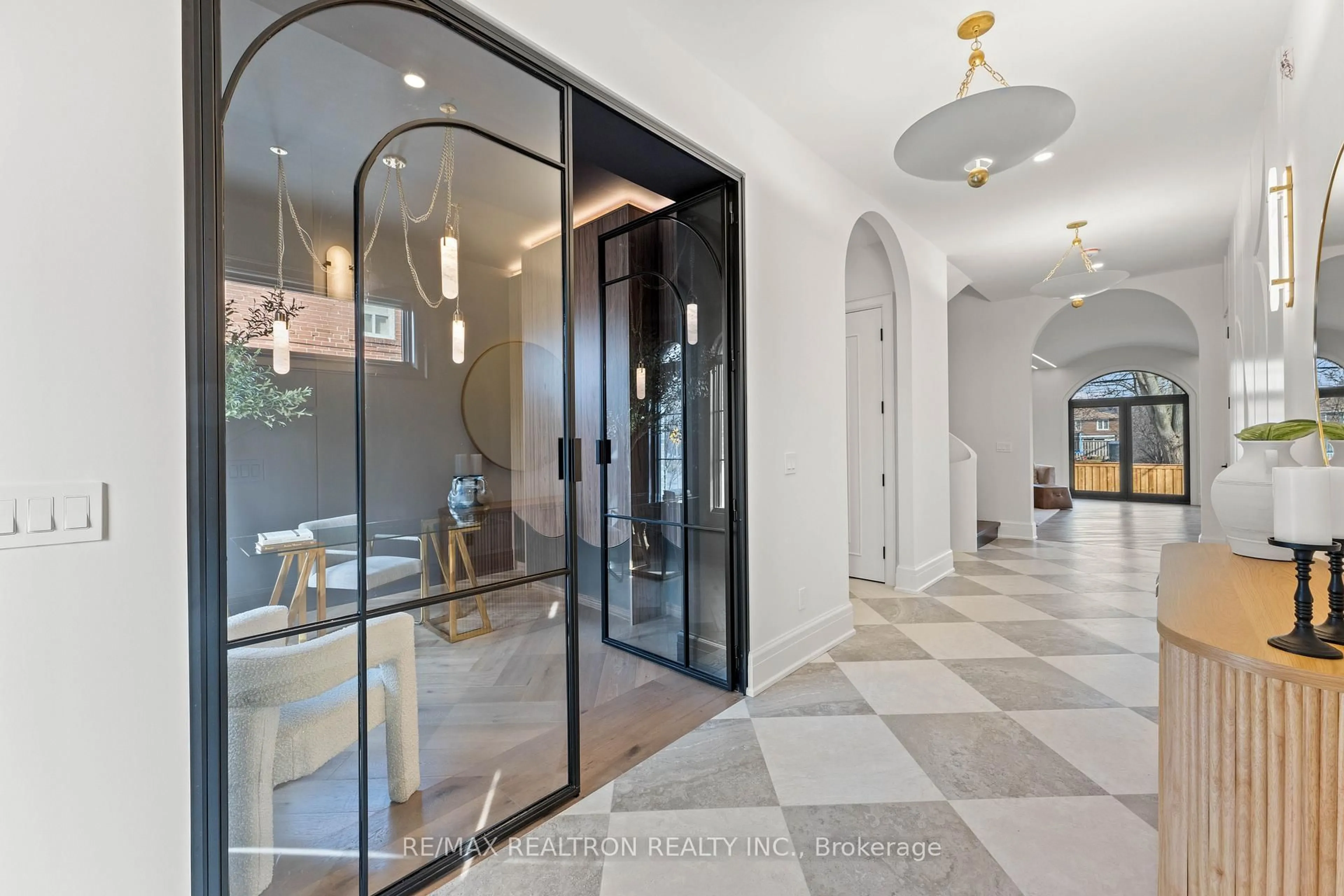 Indoor foyer for 38 Ridgevale Dr, Toronto Ontario M6A 1K8