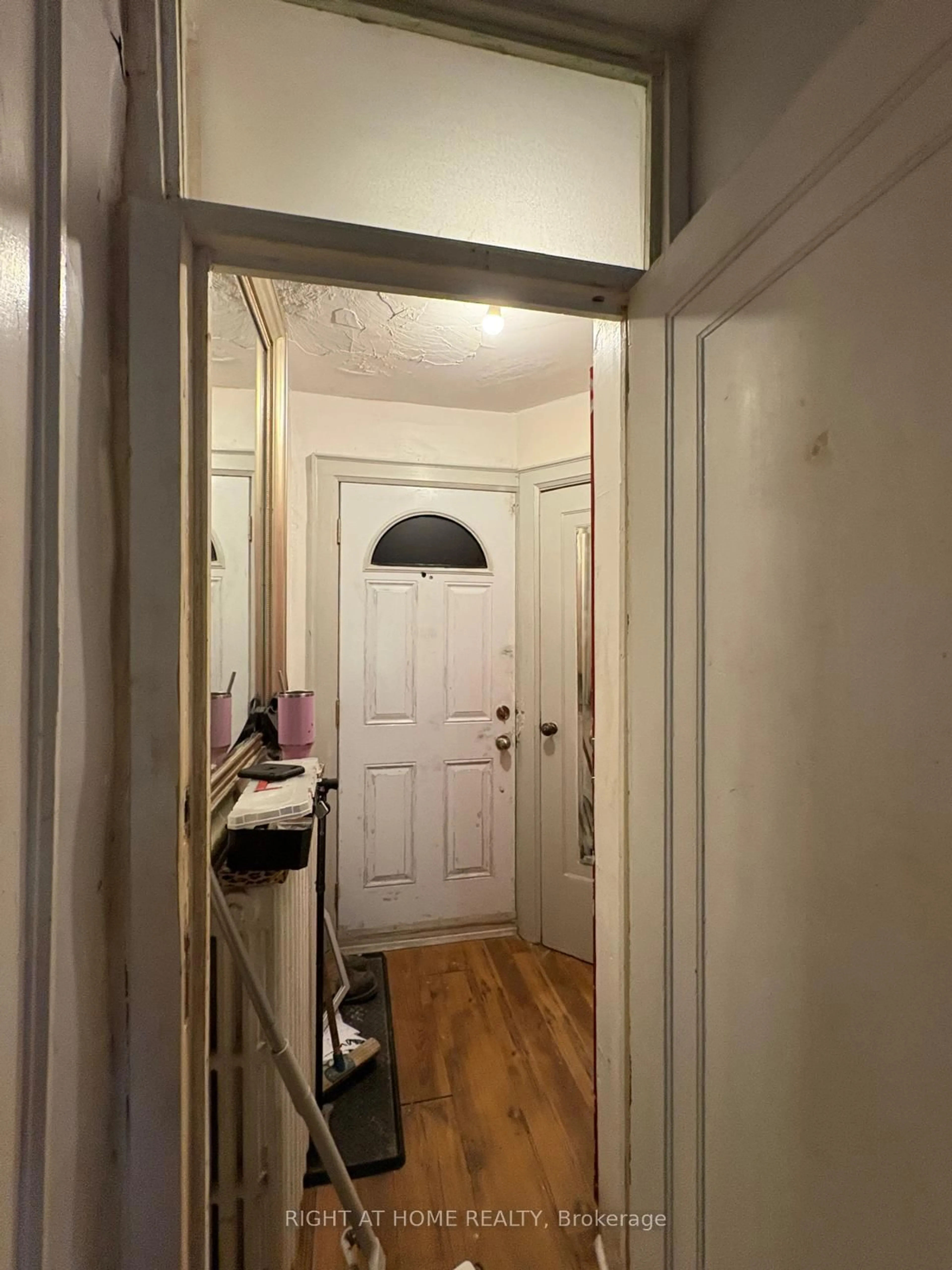 Indoor entryway for 1103 1/2 Davenport Rd, Toronto Ontario M6G 2C3