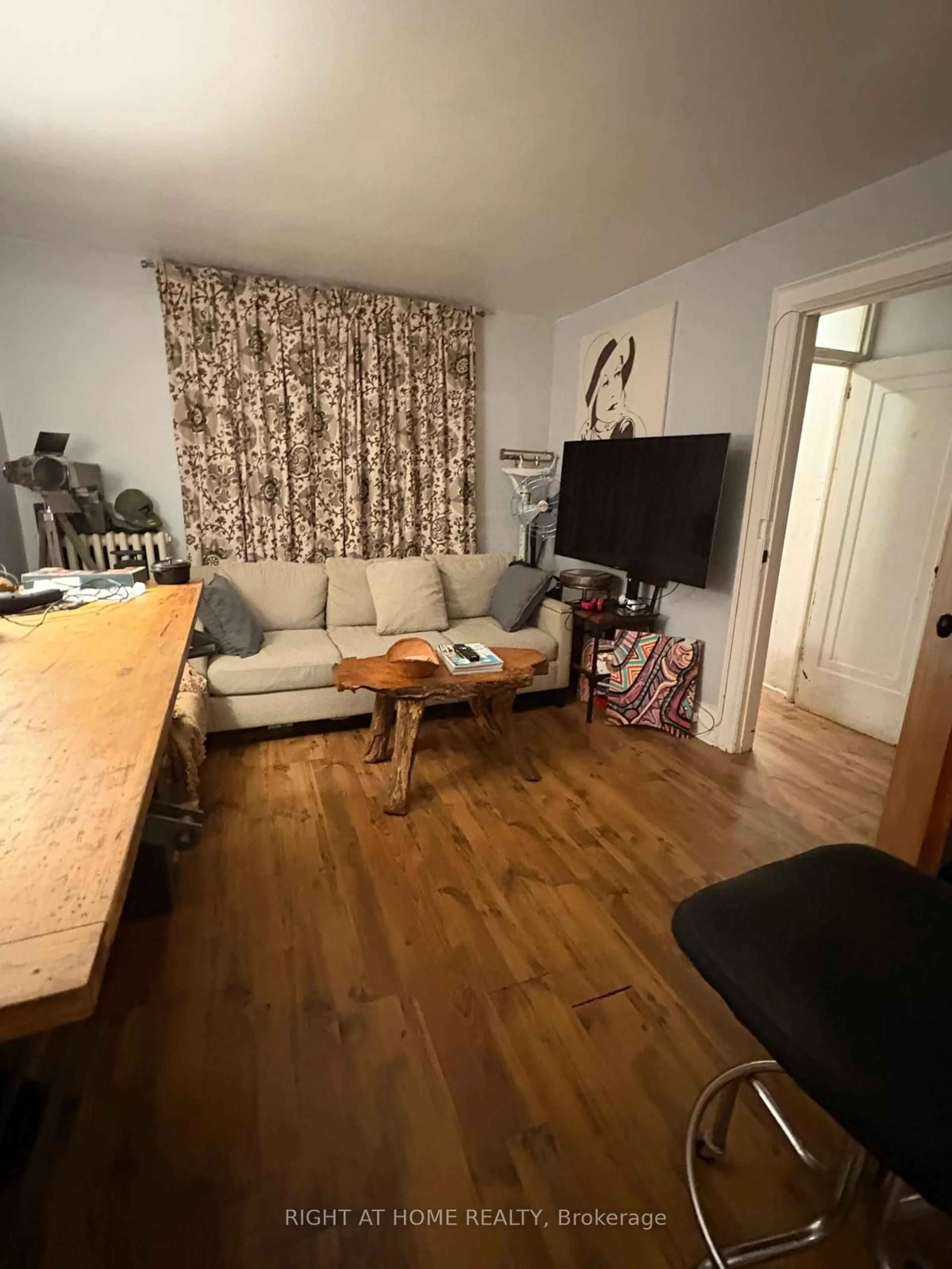 A pic of a room for 1103 1/2 Davenport Rd, Toronto Ontario M6G 2C3