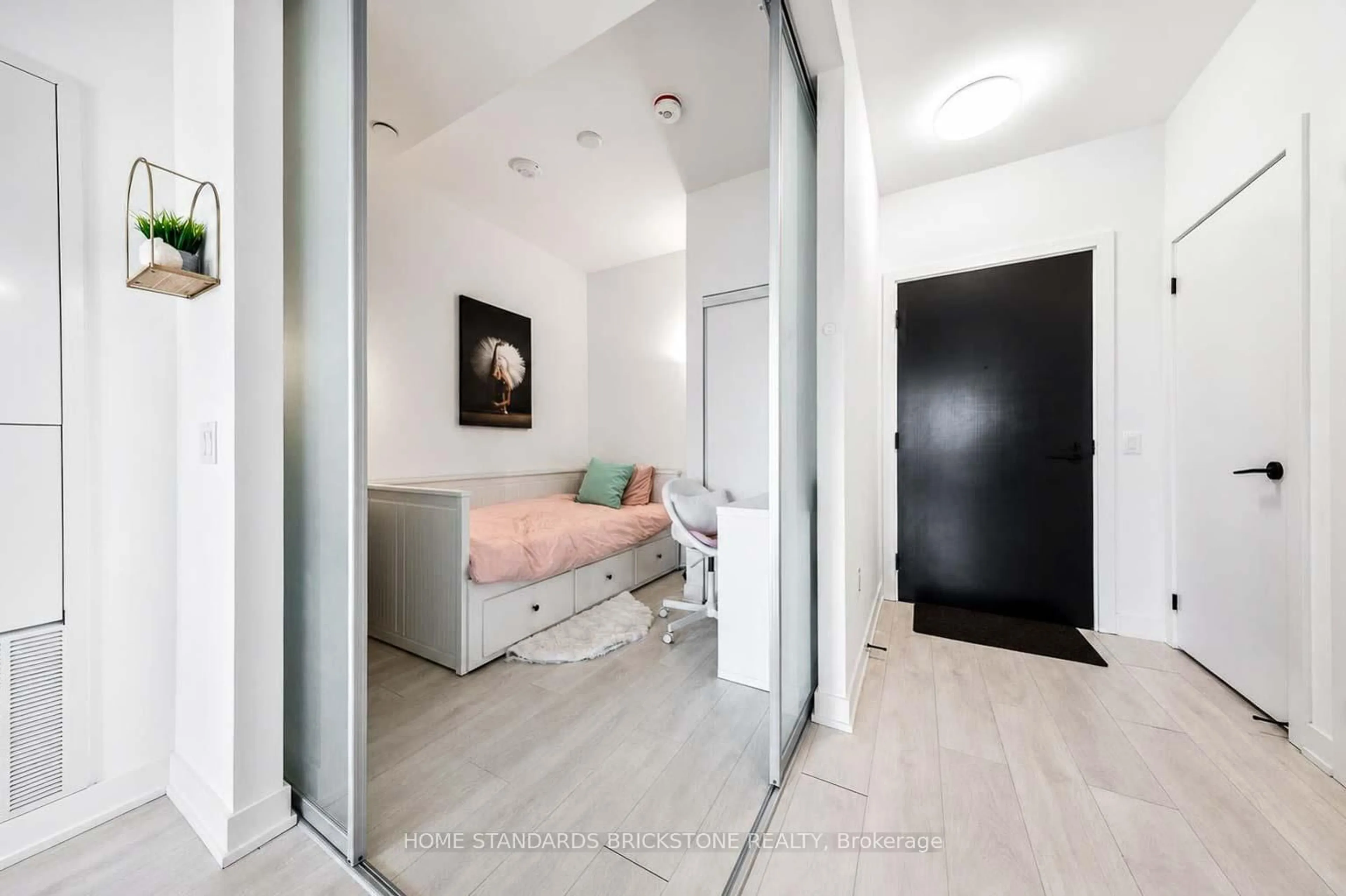 Indoor entryway for 117 Broadway Ave #1705, Toronto Ontario M4P 1V3