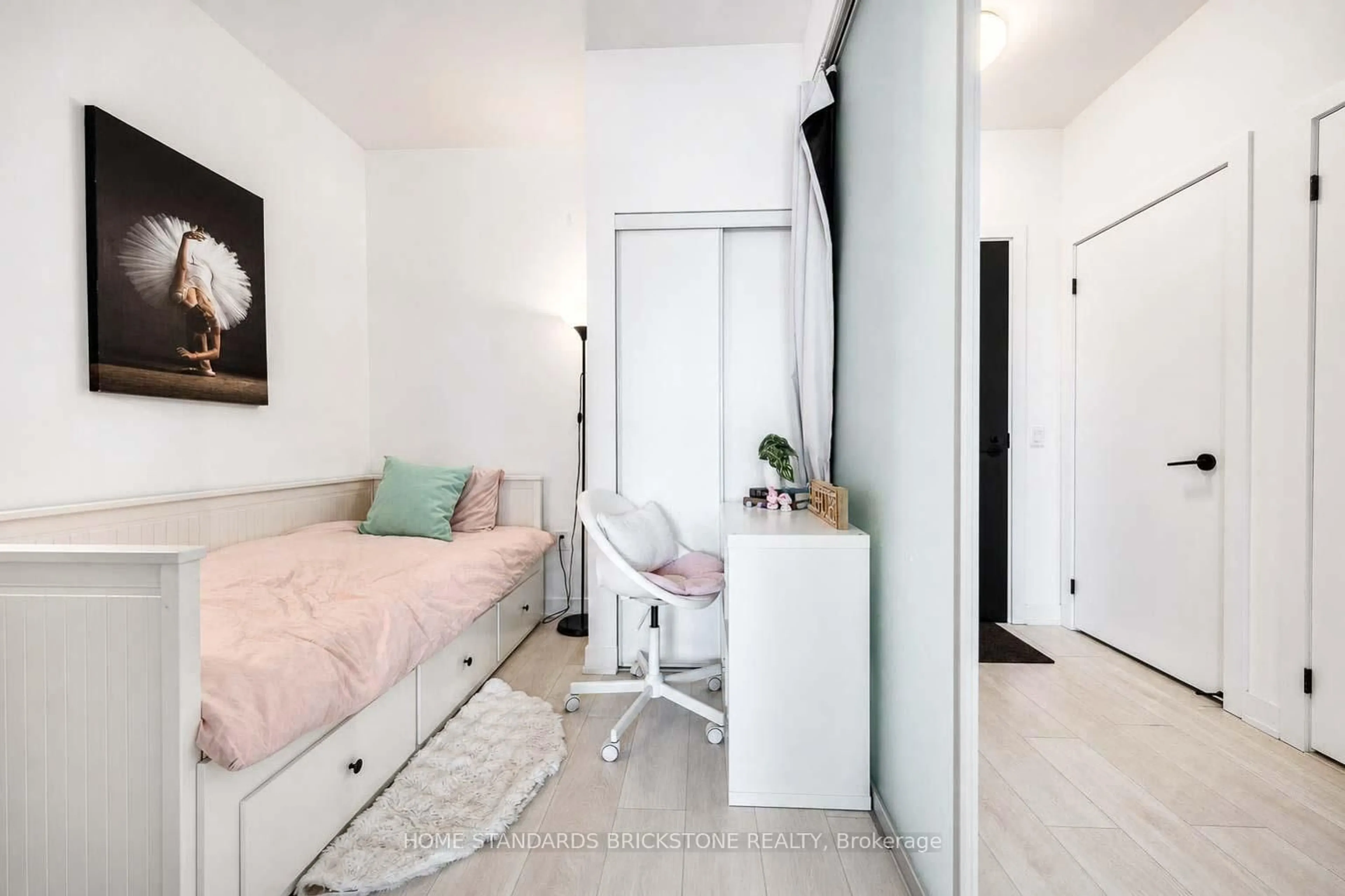 Bedroom with bed, unknown for 117 Broadway Ave #1705, Toronto Ontario M4P 1V3