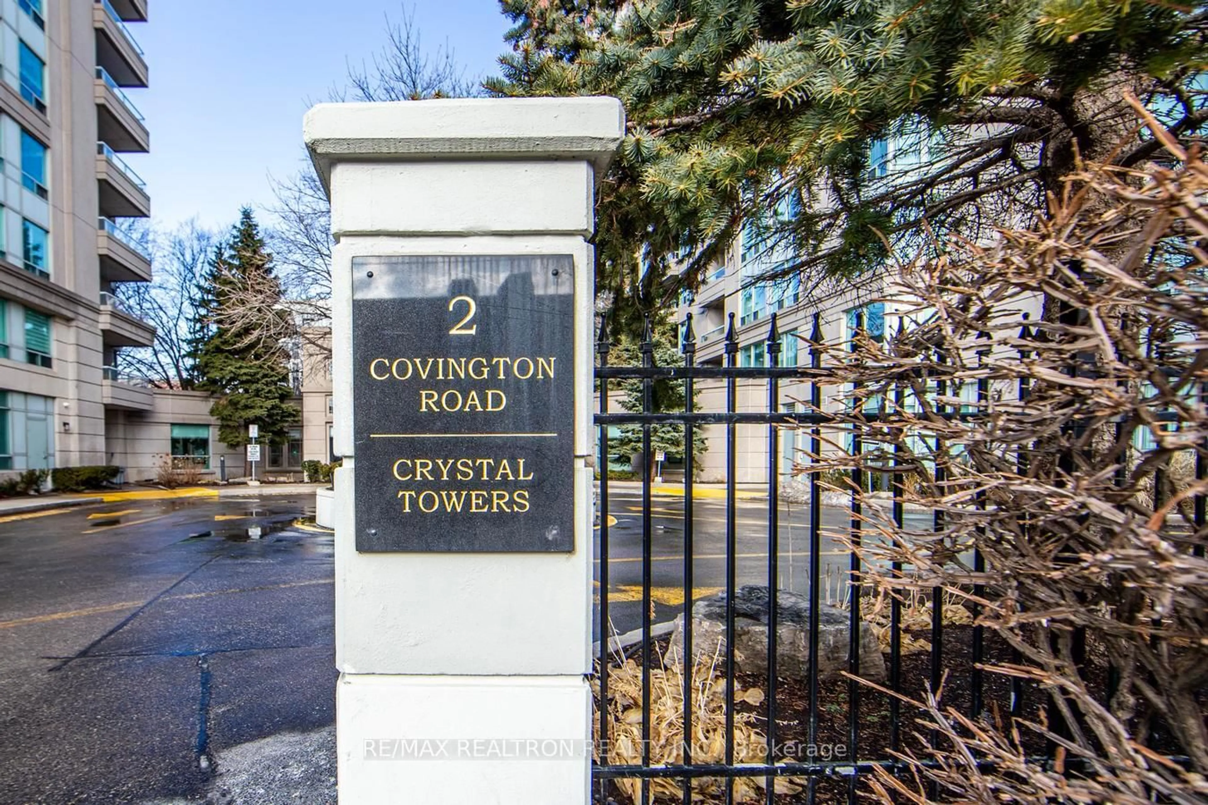 Indoor foyer for 2 Covington Rd #708, Toronto Ontario M6A 3E2