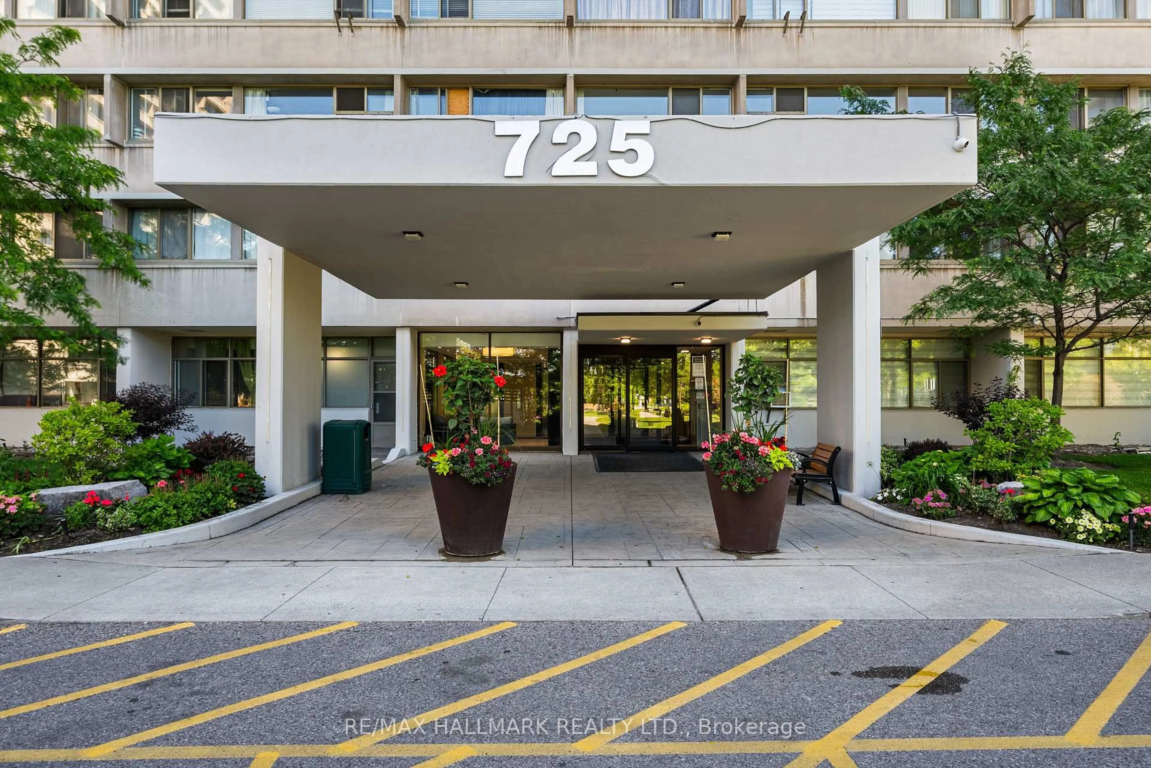 Indoor foyer for 725 Don Mills Rd #304, Toronto Ontario M3C 1S6