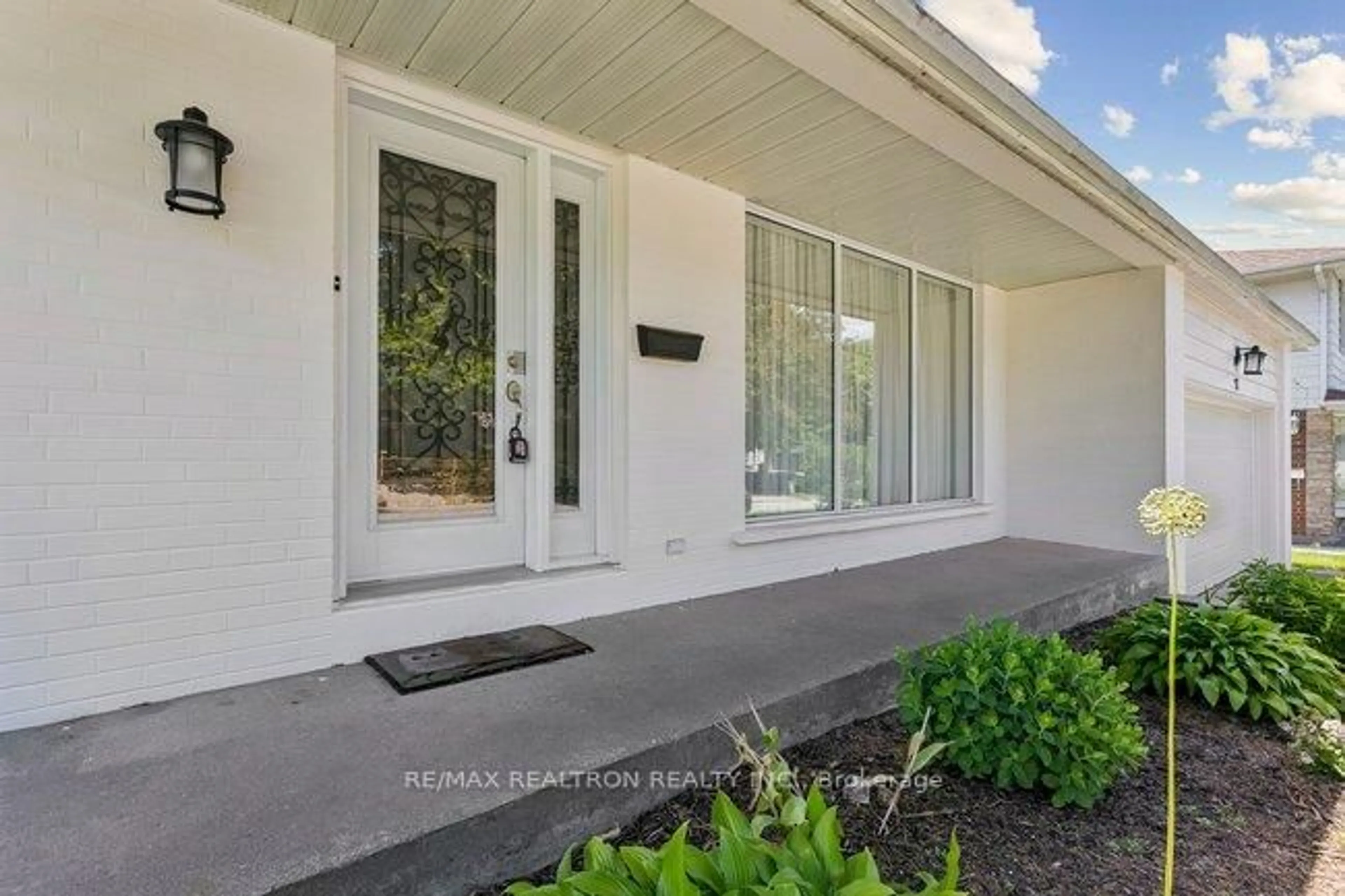 Indoor entryway for 27 Elfindale Cres, Toronto Ontario M2J 1B6