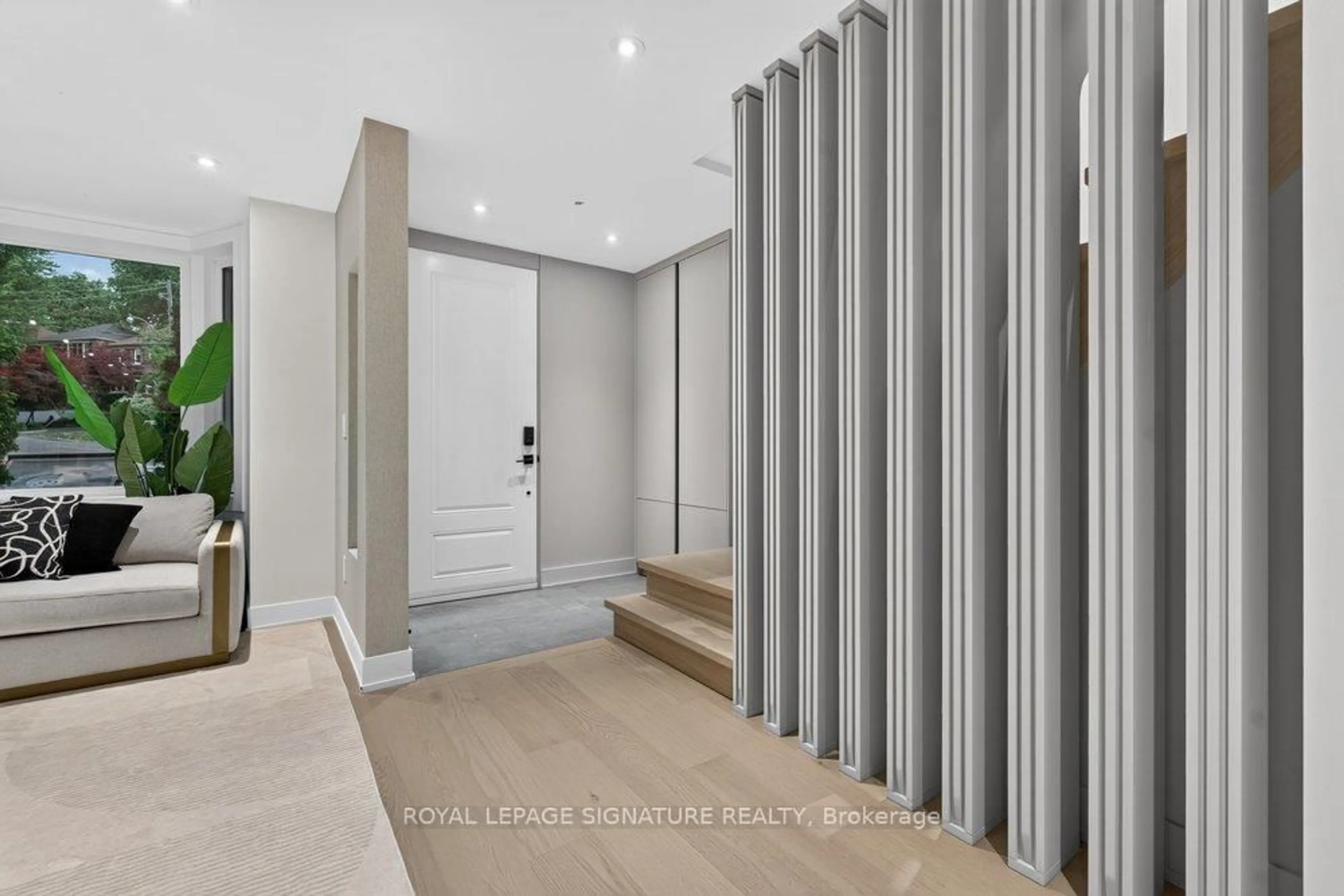 Indoor entryway for 217 Chaplin Cres, Toronto Ontario M5P 1B1