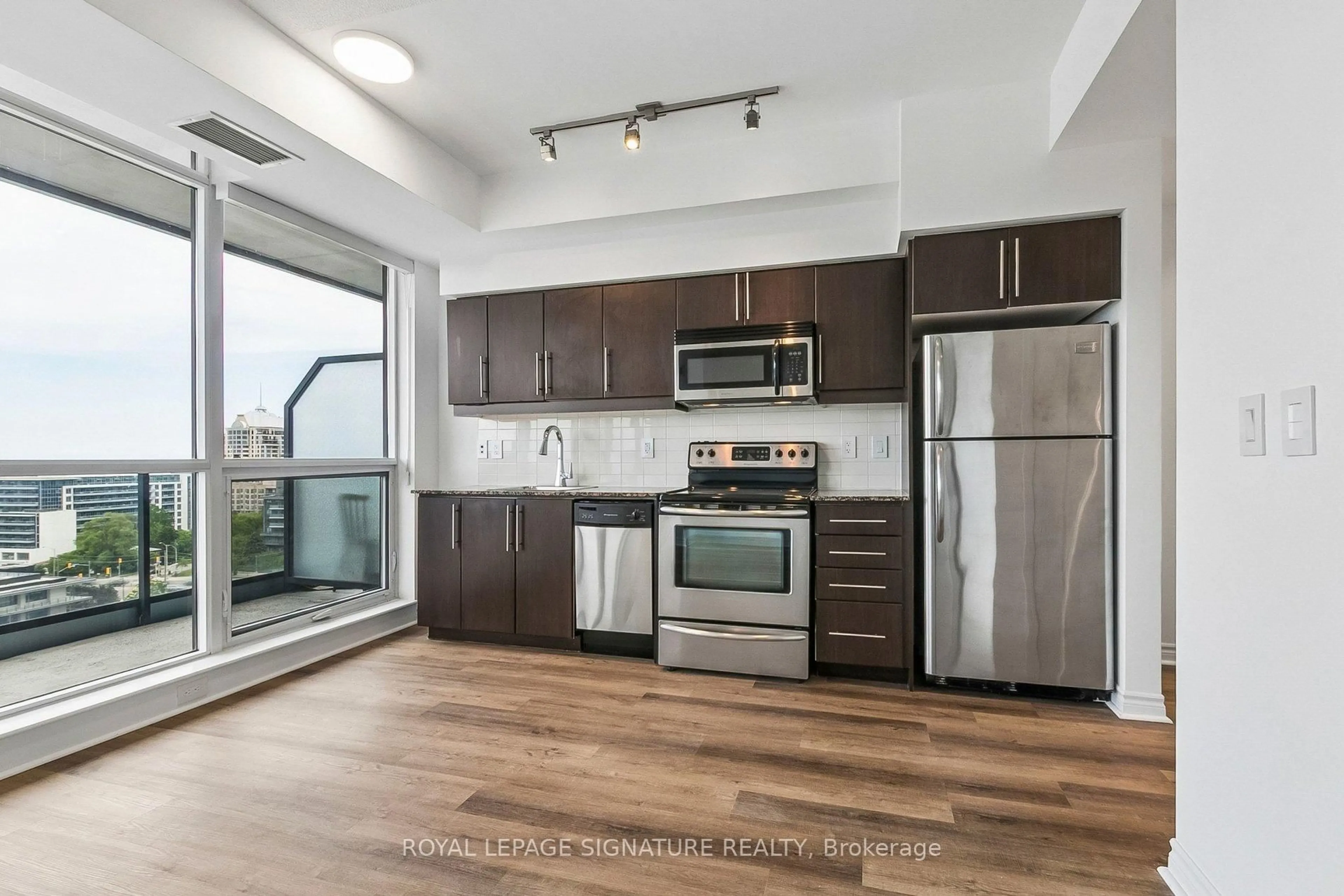 Standard kitchen, wood/laminate floor for 2885 Bayview Ave #923, Toronto Ontario M2K 0A3