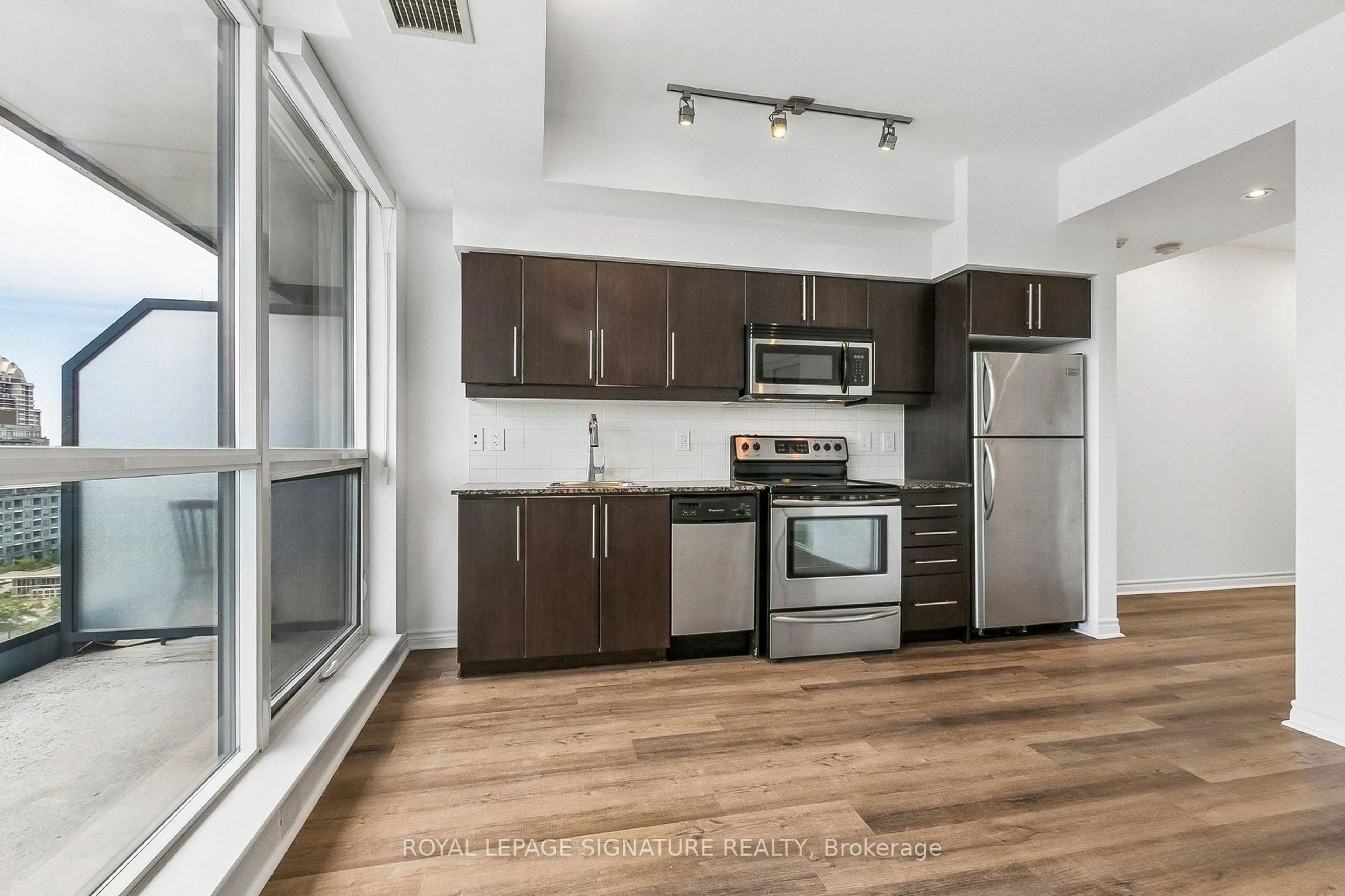 Standard kitchen, unknown for 2885 Bayview Ave #923, Toronto Ontario M2K 0A3