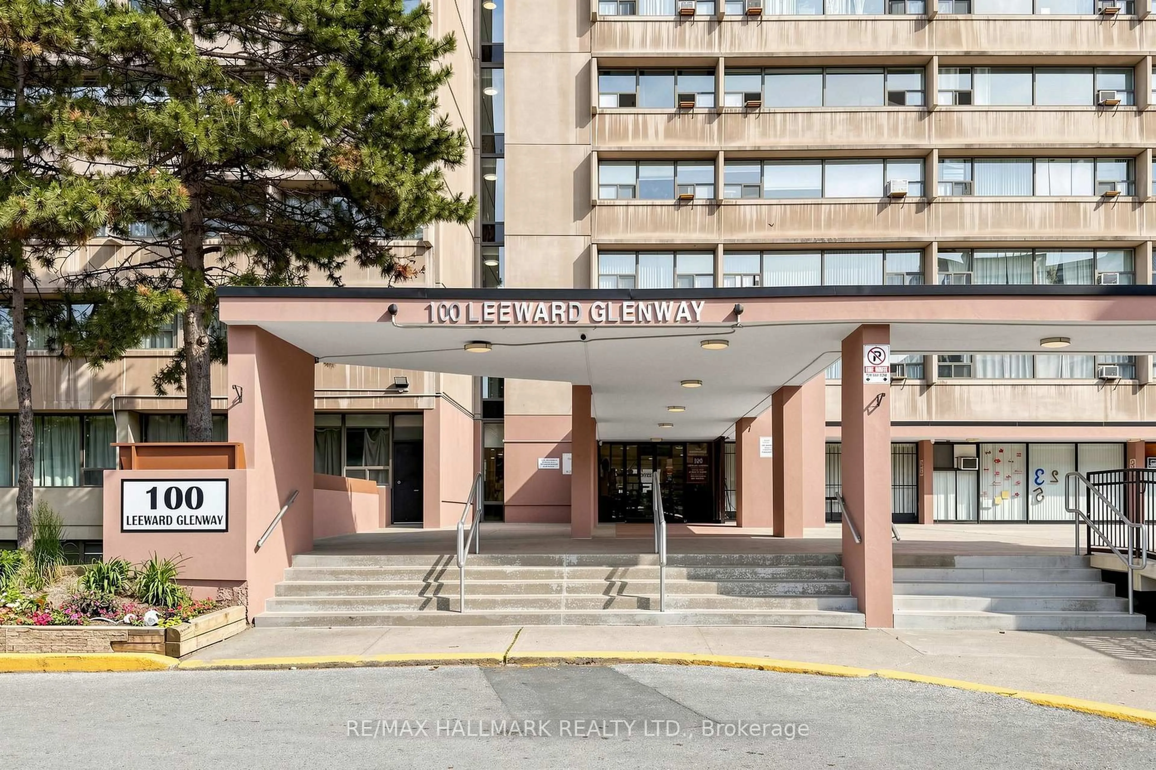 Indoor foyer for 100 Leeward Glwy #701, Toronto Ontario M3C 2Z1