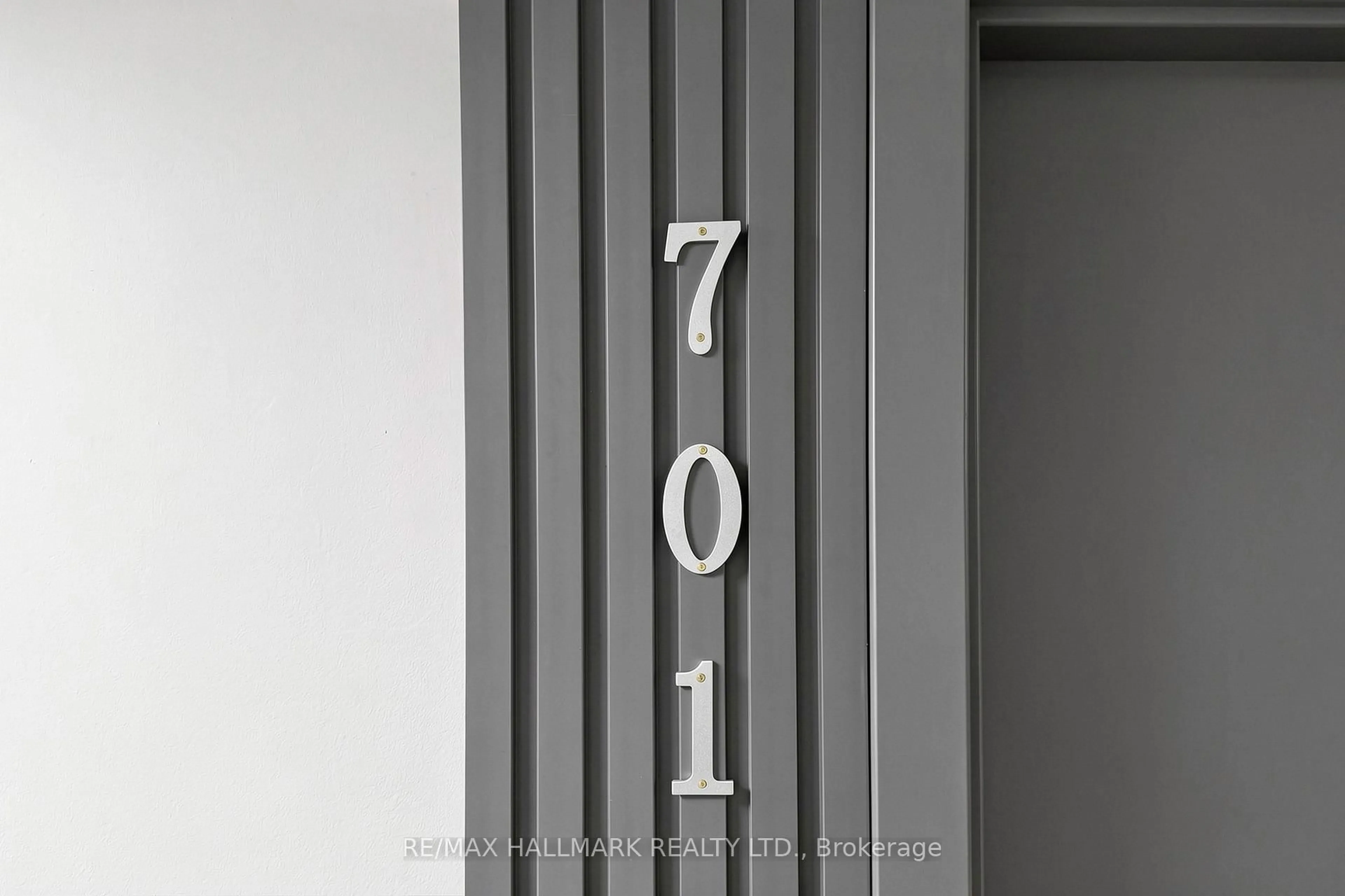 Indoor foyer for 100 Leeward Glwy #701, Toronto Ontario M3C 2Z1
