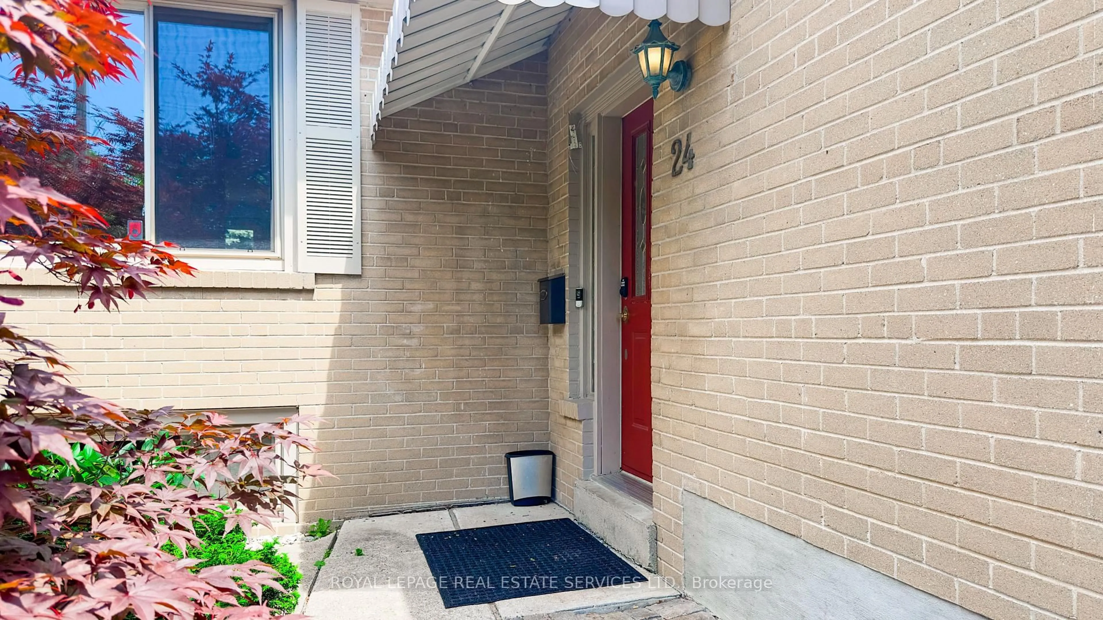 Indoor entryway for 24 Burleigh Heights Dr, Toronto Ontario M2K 1Y7