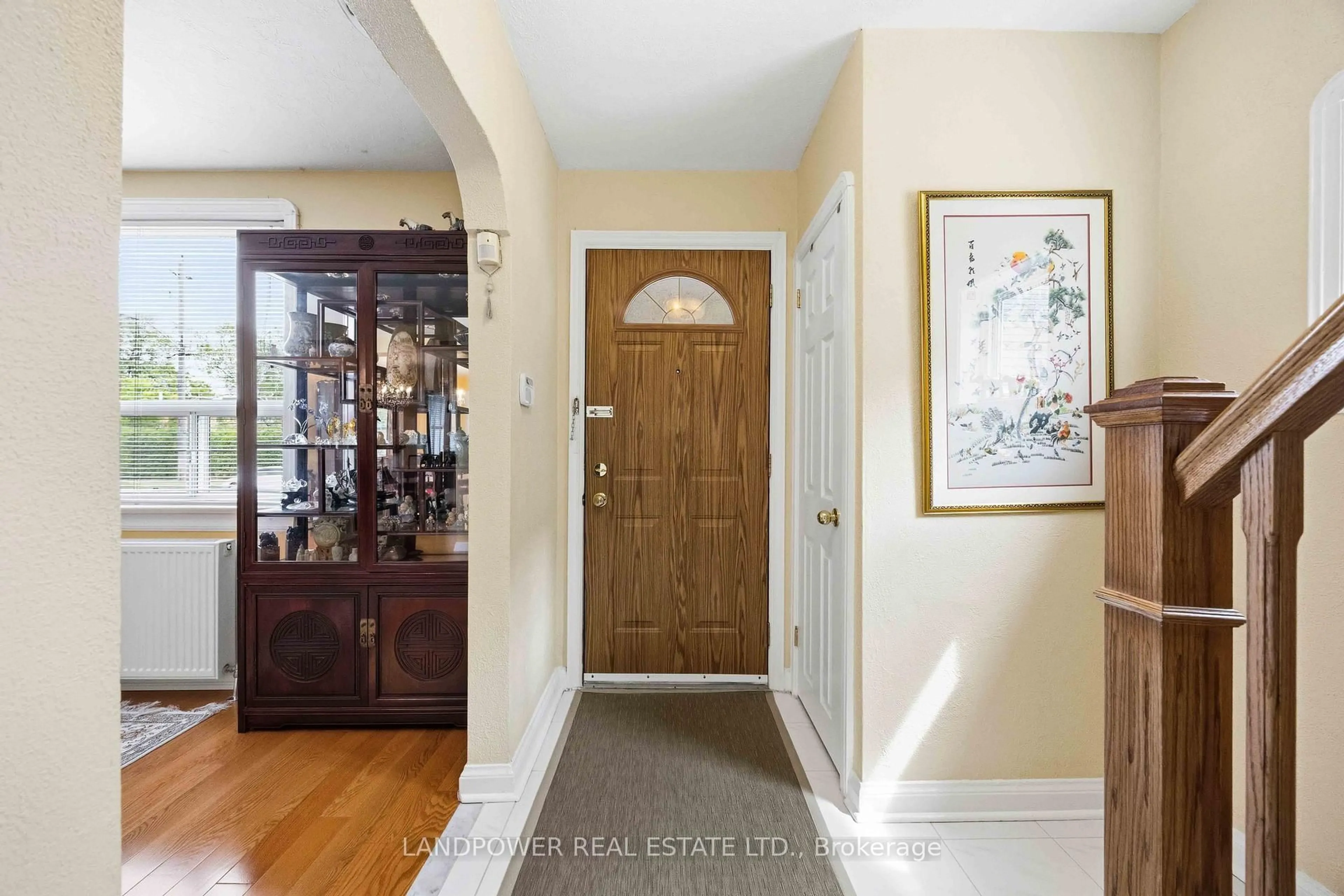 Indoor entryway for 549 Lawrence Ave, Toronto Ontario M6A 1A5