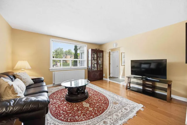 549 Lawrence Ave, Toronto 5