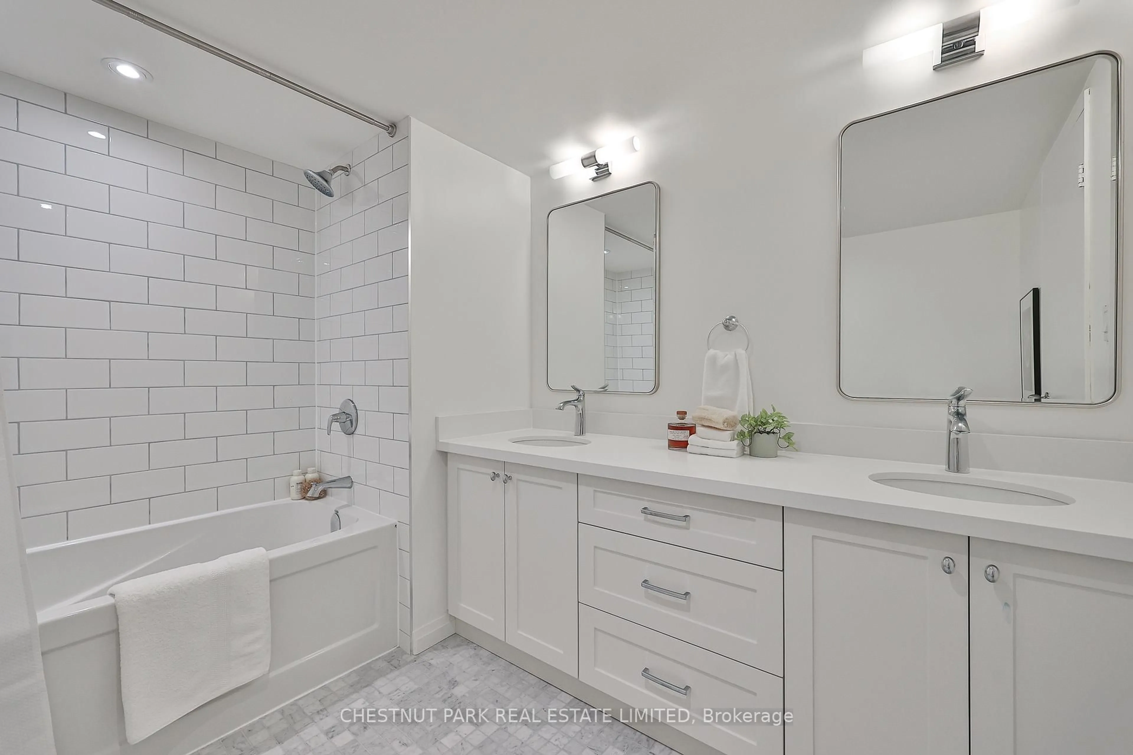 Contemporary bathroom, ceramic/tile floor for 188 Spadina Ave #301, Toronto Ontario M5T 3A4