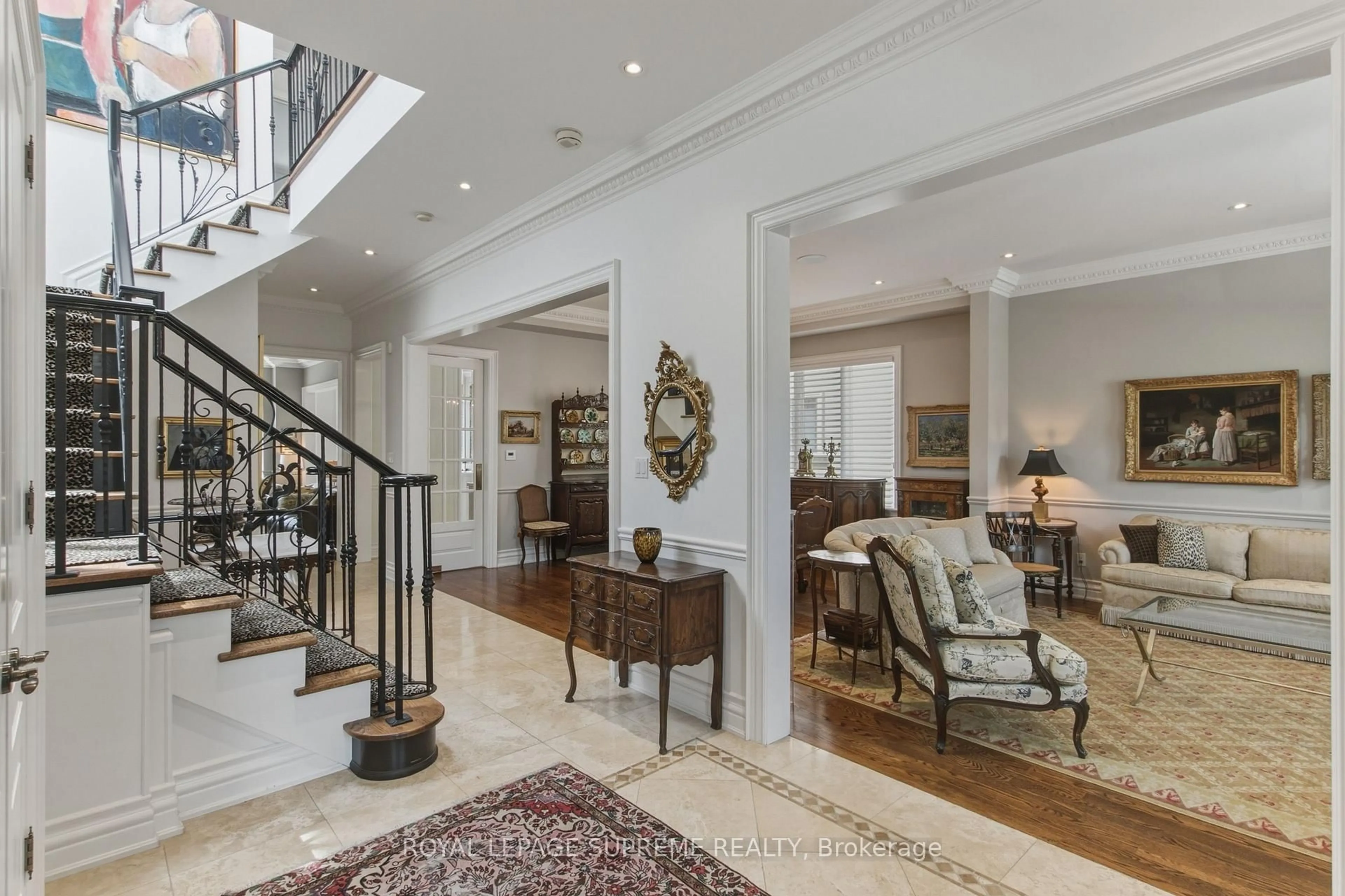 Indoor foyer for 209 Carmichael Ave, Toronto Ontario M5M 2X2