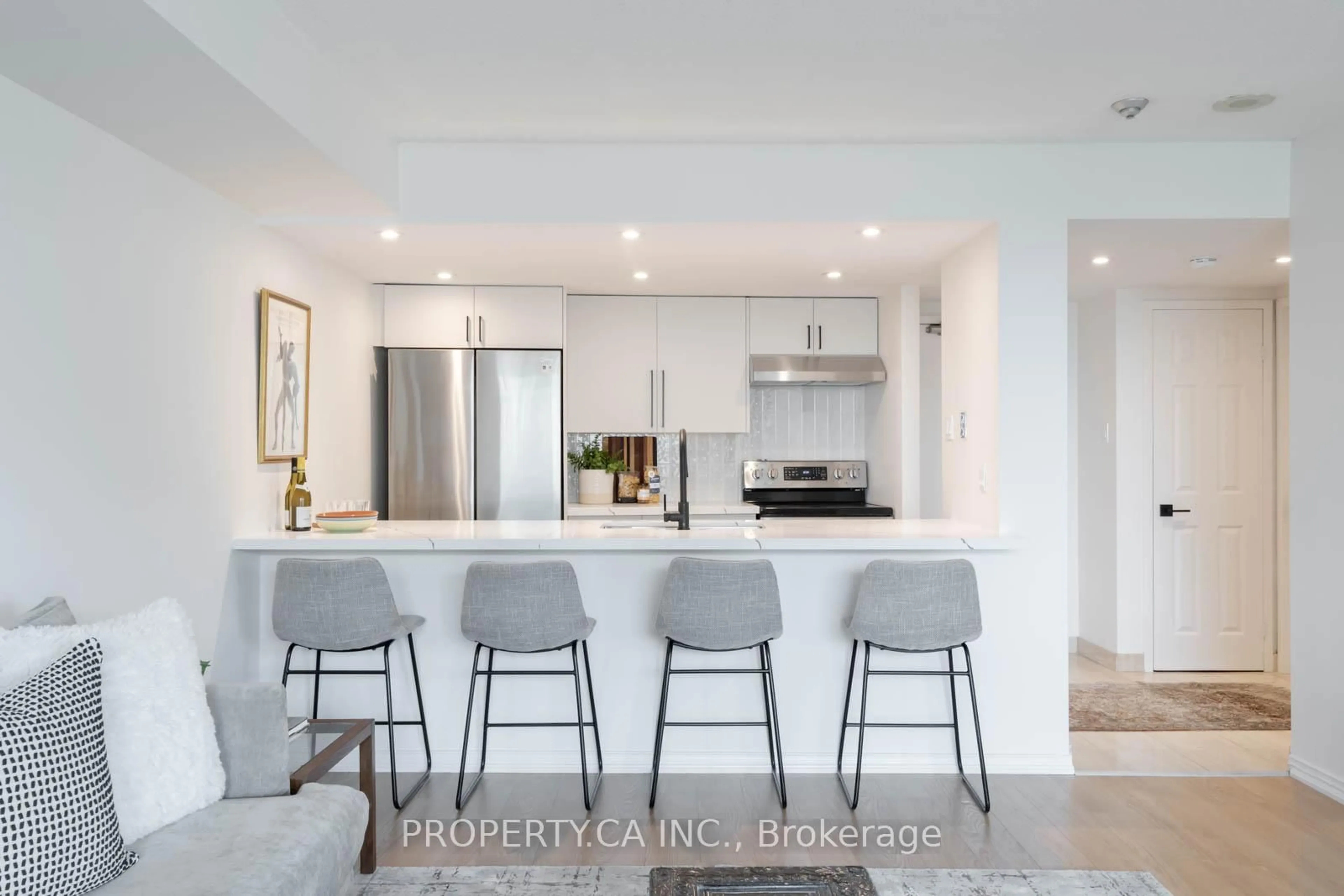 Open concept kitchen, unknown for 77 Harbour Sq #1111, Toronto Ontario M5J 2S2