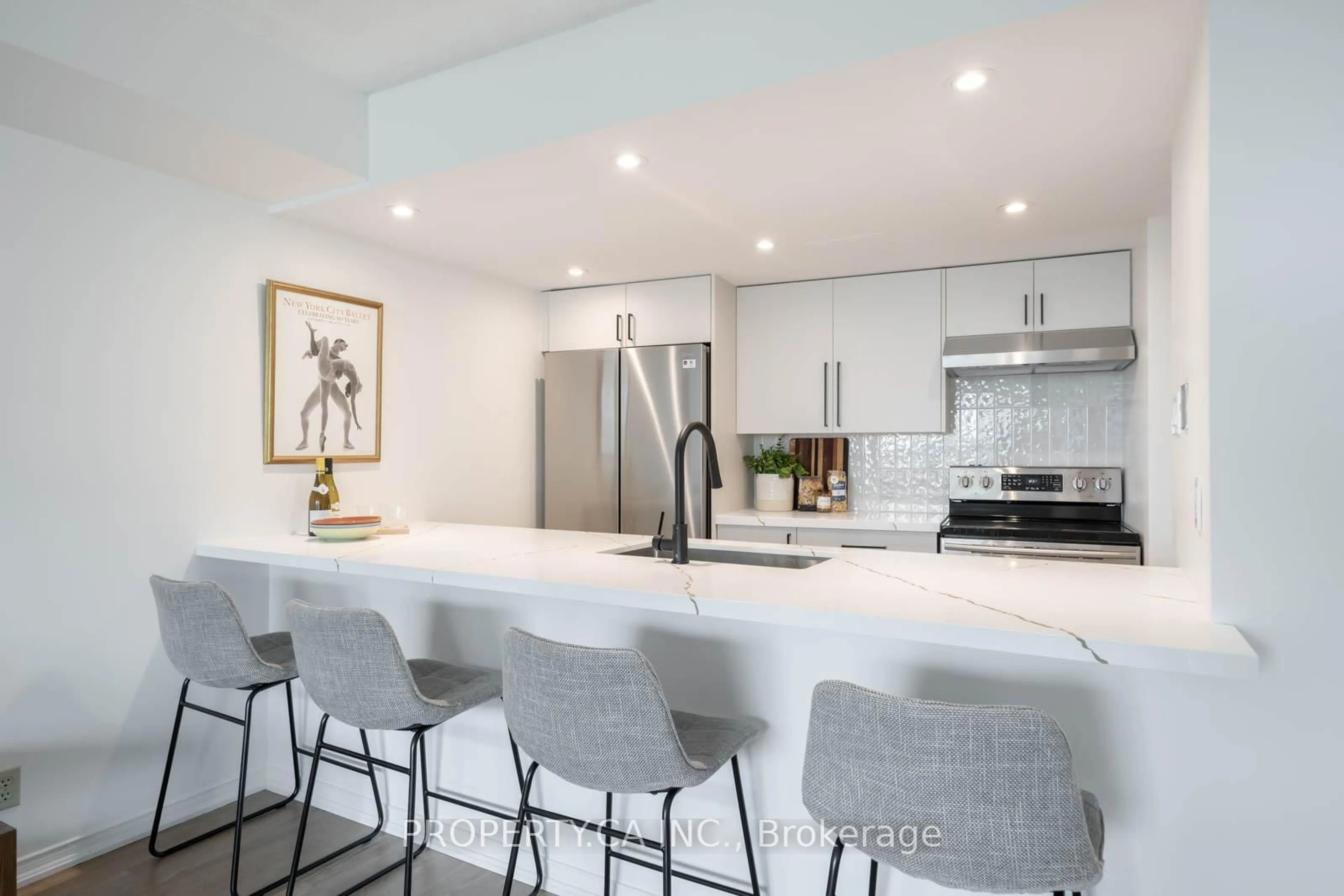 Contemporary kitchen, ceramic/tile floor for 77 Harbour Sq #1111, Toronto Ontario M5J 2S2