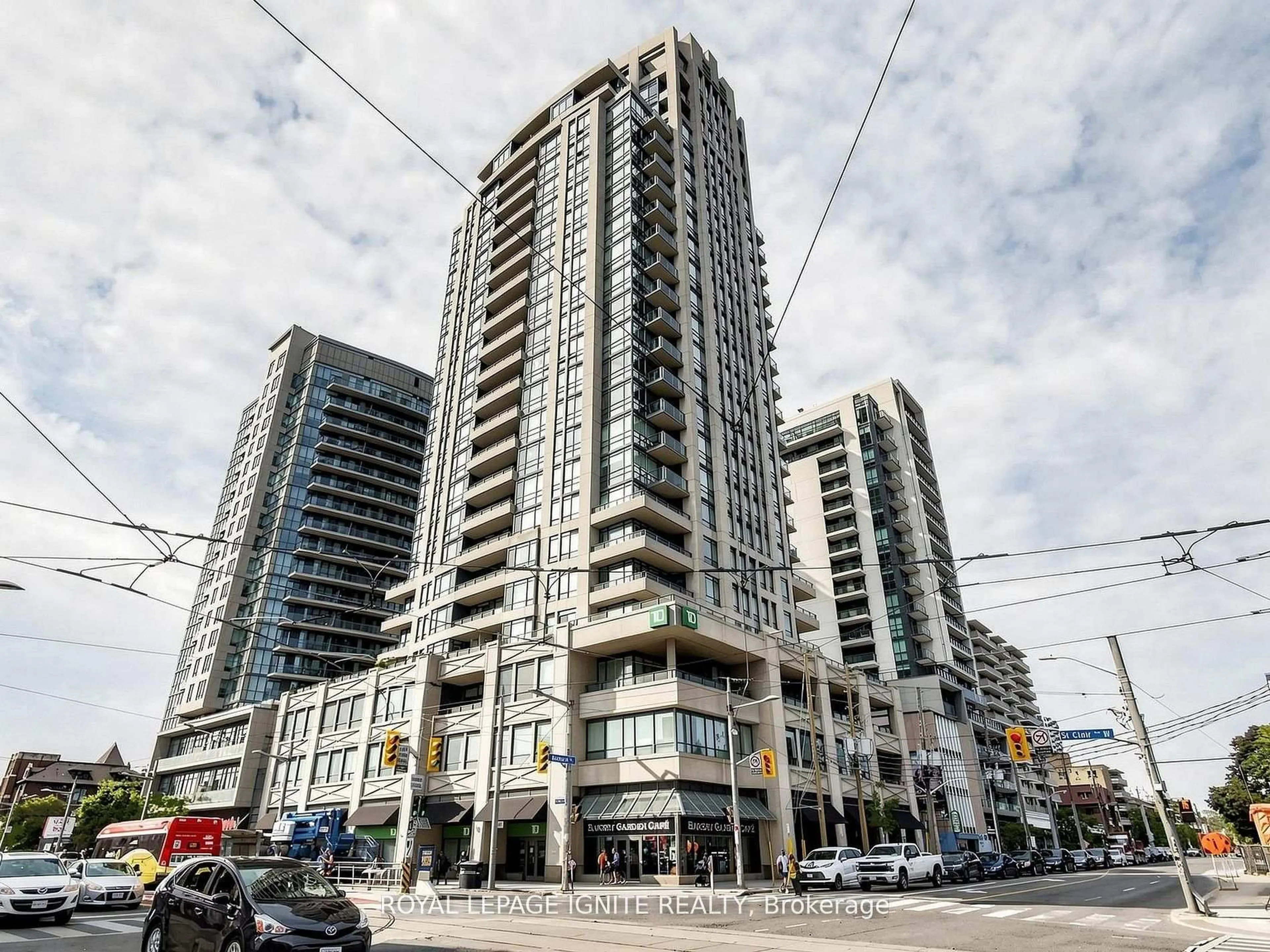 Indoor foyer for 500 St.Clair Ave #204, Toronto Ontario M6C 1A8