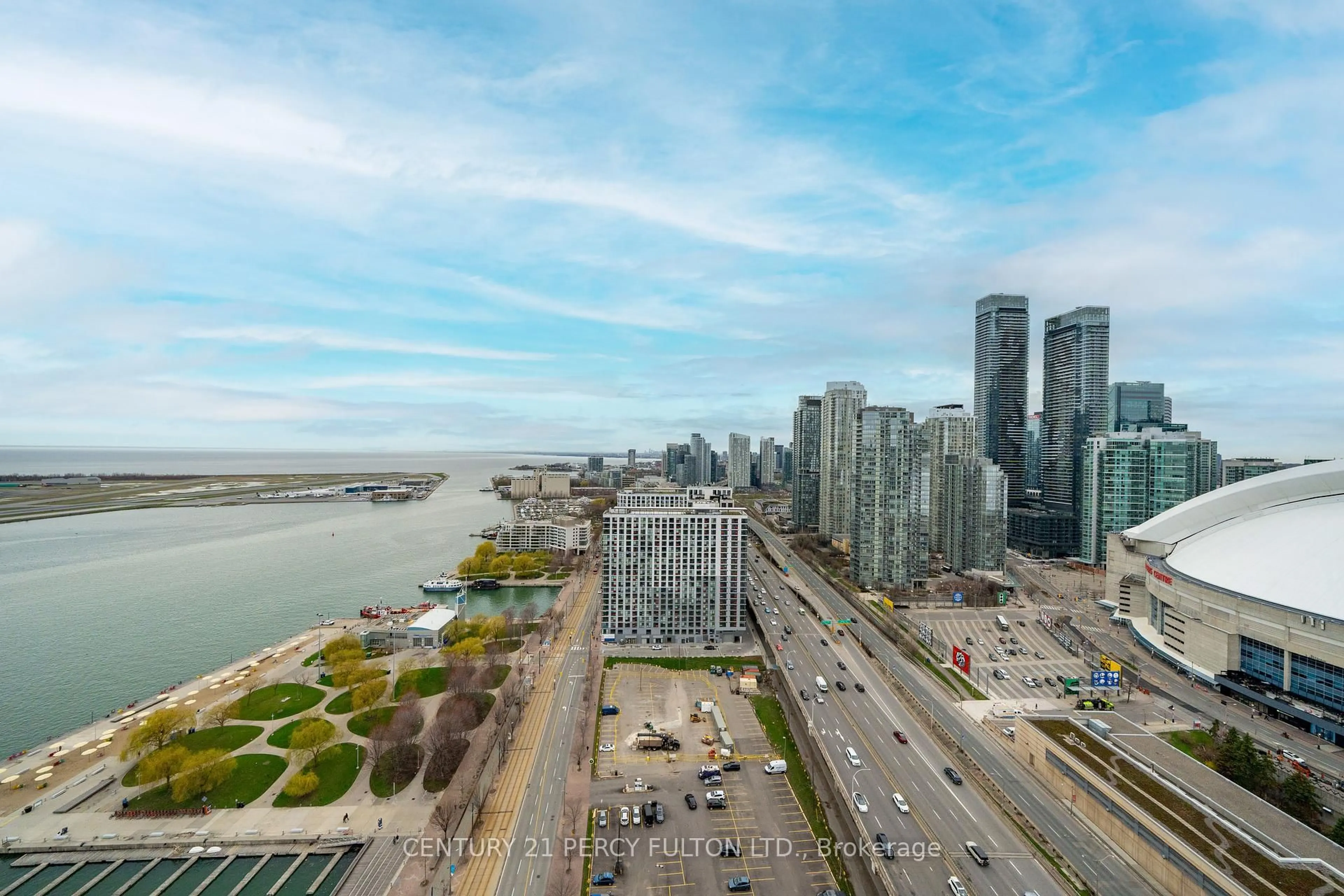 A pic from outside/outdoor area/front of a property/back of a property/a pic from drone, city buildings view from balcony for 270 Queens Quay #2606, Toronto Ontario M5J 2N4