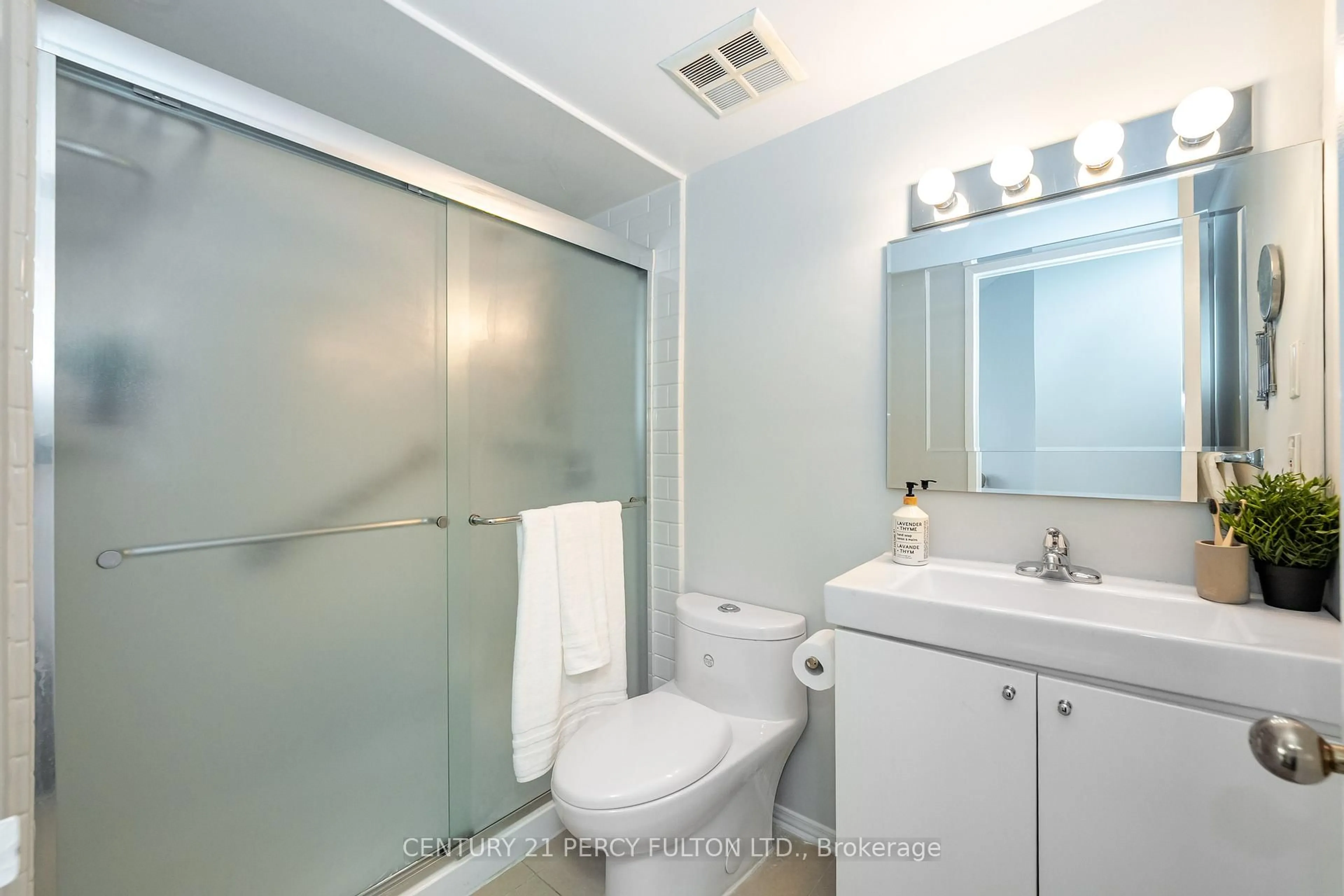 Standard bathroom, ceramic/tile floor for 270 Queens Quay #2606, Toronto Ontario M5J 2N4