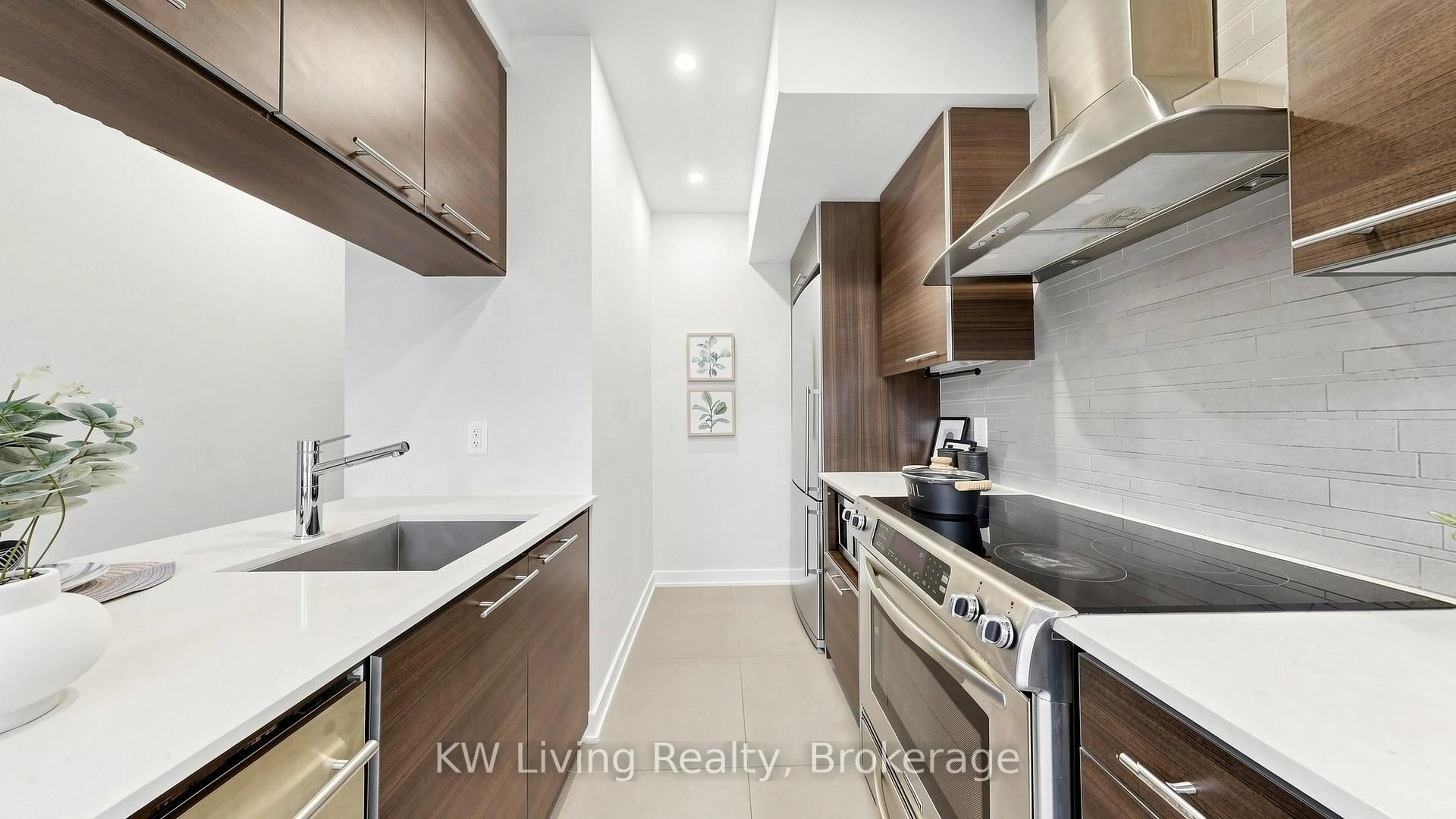 Standard kitchen, wood/laminate floor for 3 Market St #632, Toronto Ontario M5E 0A3