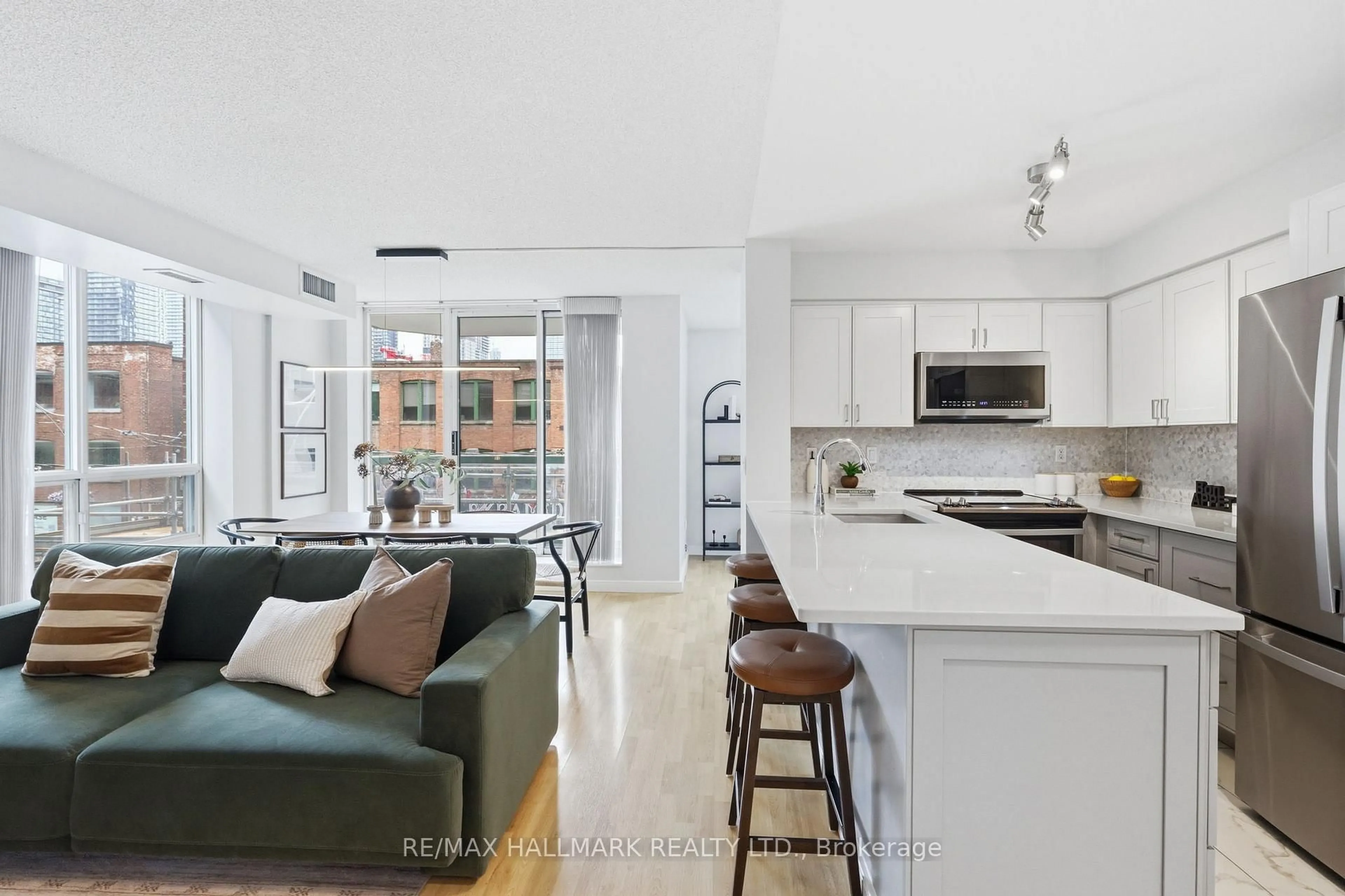 Open concept kitchen, ceramic/tile floor for 311 Richmond St #303, Toronto Ontario M5A 4S7