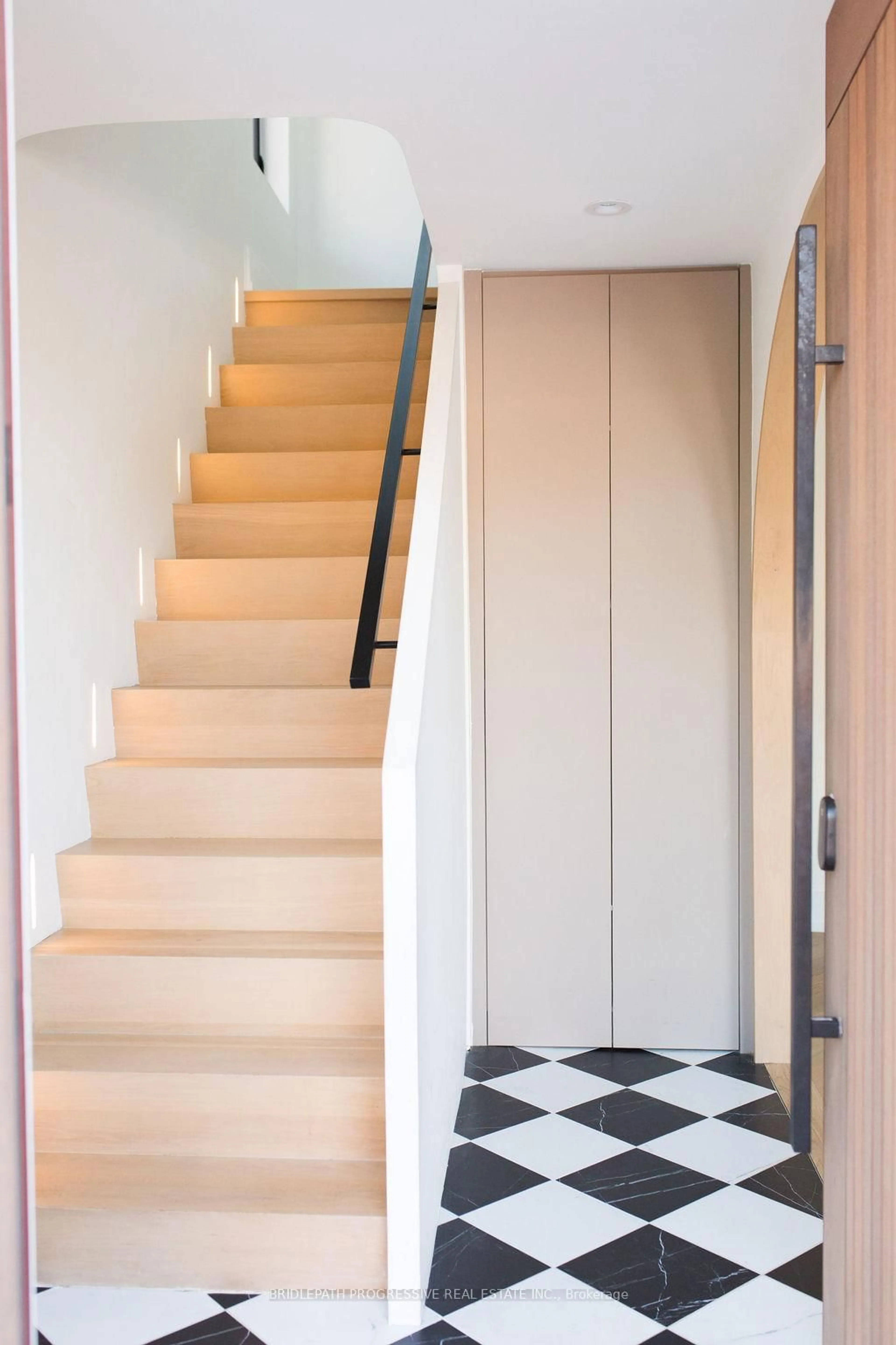 Stairs for 127 Glenvale Blvd, Toronto Ontario M4G 2W1