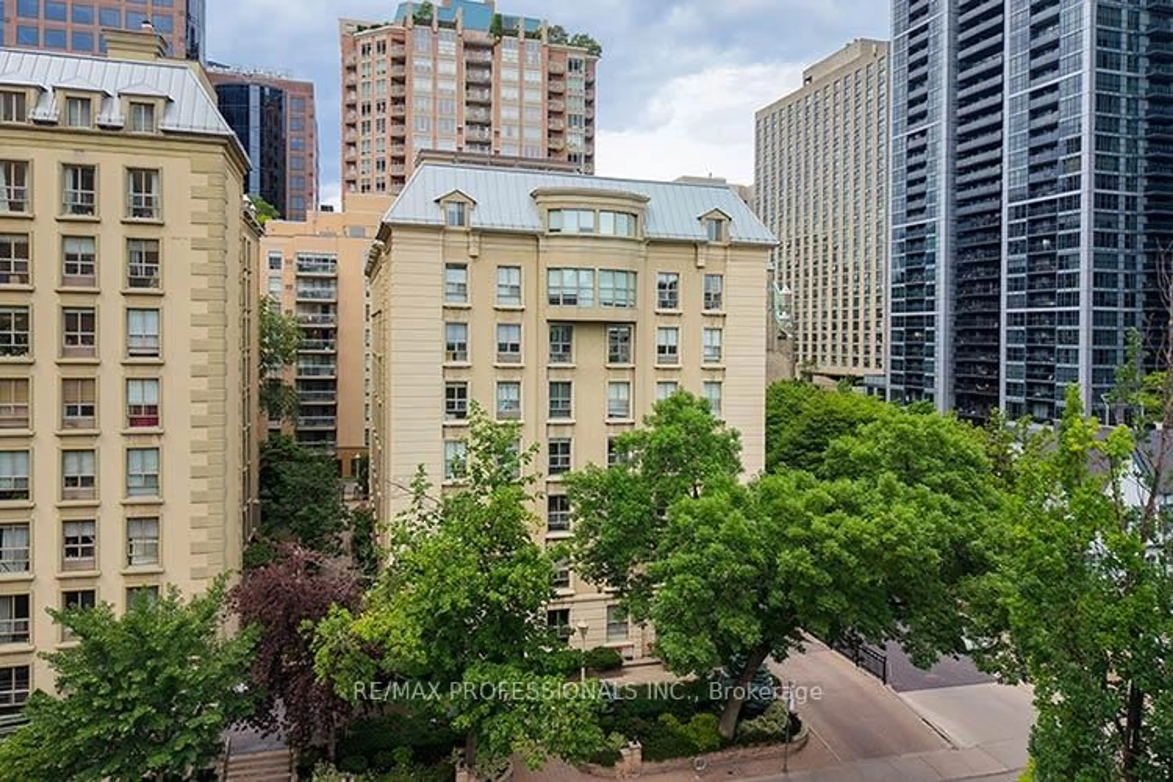 A pic from outside/outdoor area/front of a property/back of a property/a pic from drone, city buildings view from balcony for 88 Charles St #702, Toronto Ontario M4Y 2W7