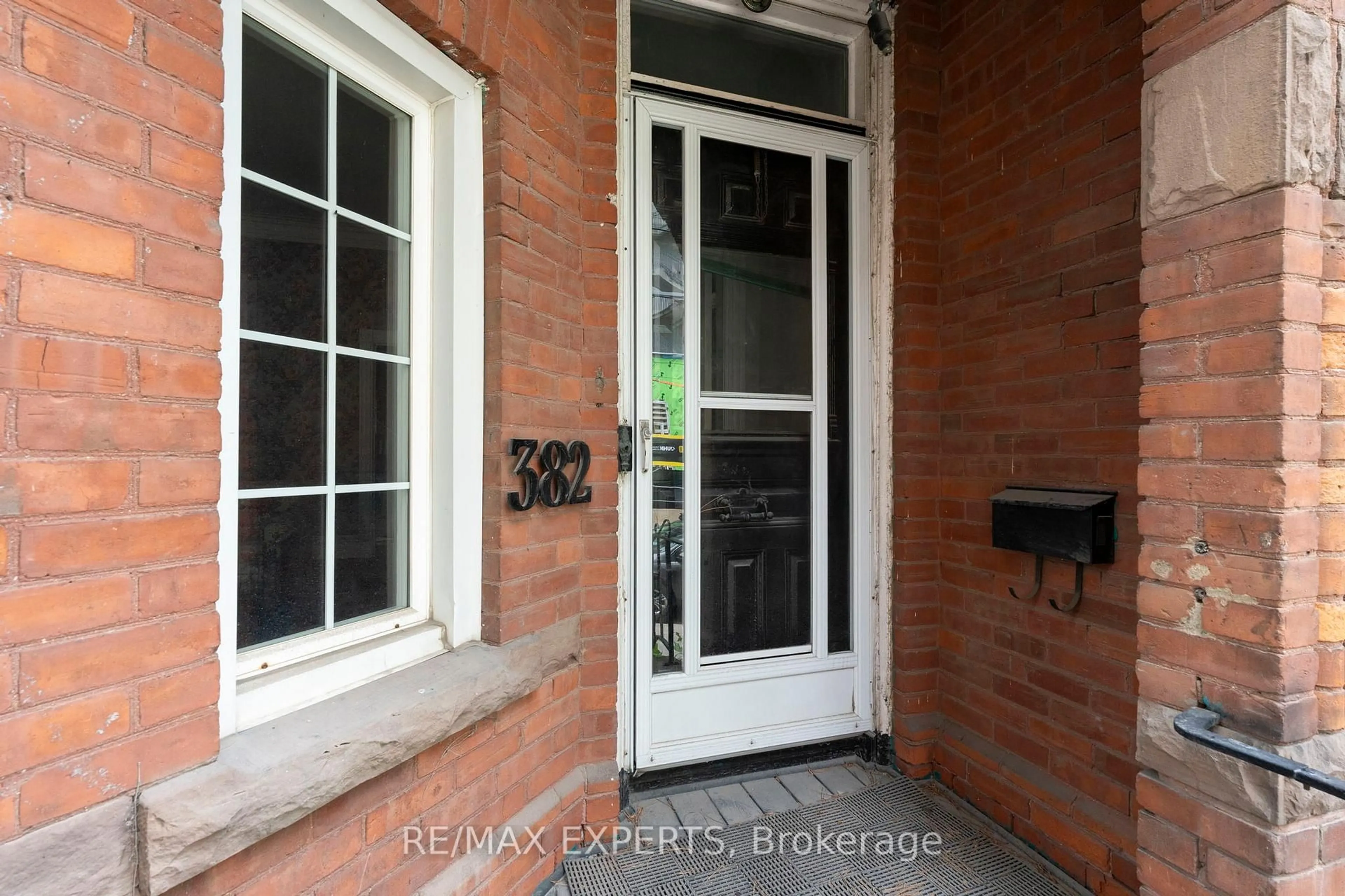 Indoor entryway for 382 Bathurst St, Toronto Ontario M5T 2S6