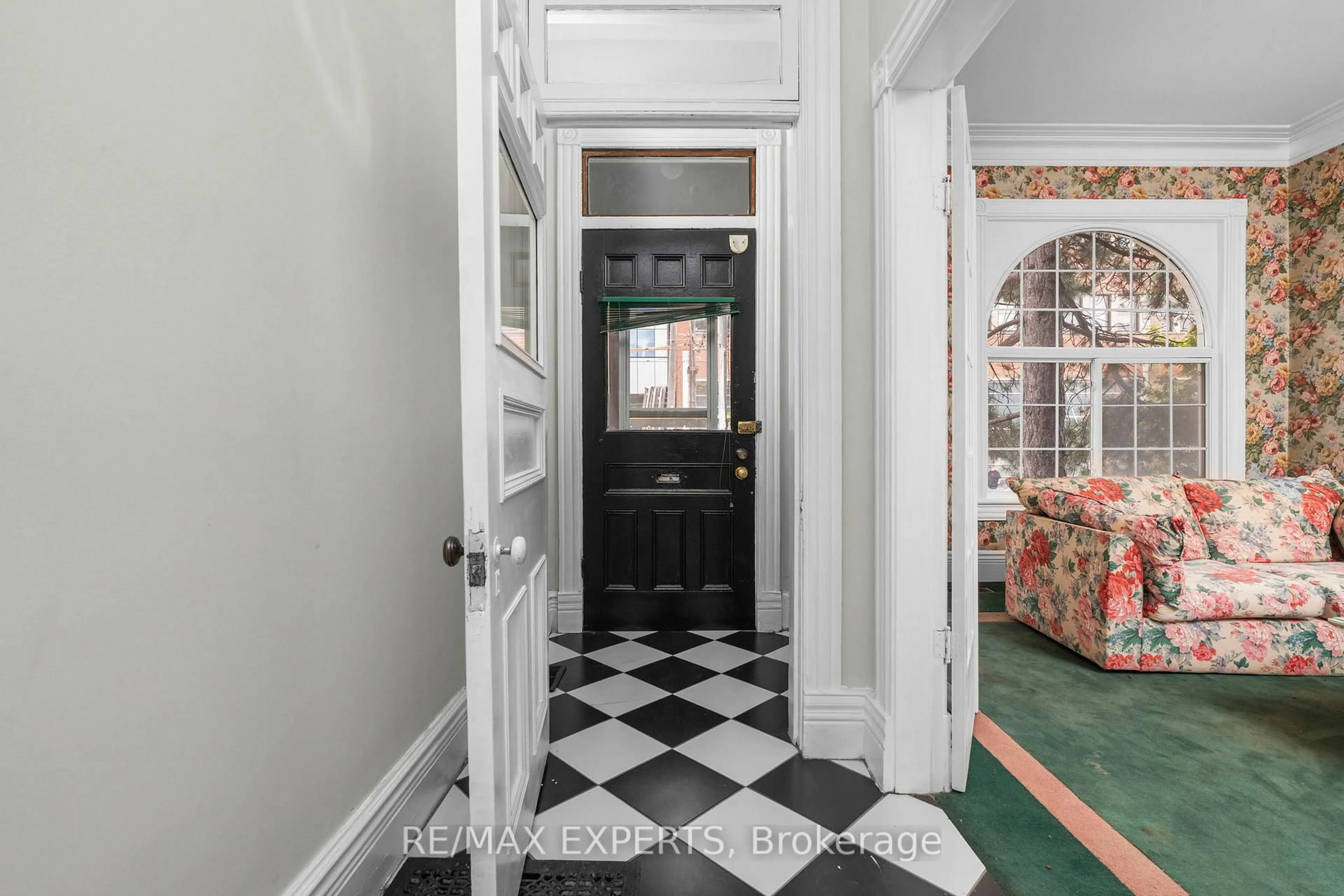 Indoor entryway for 382 Bathurst St, Toronto Ontario M5T 2S6
