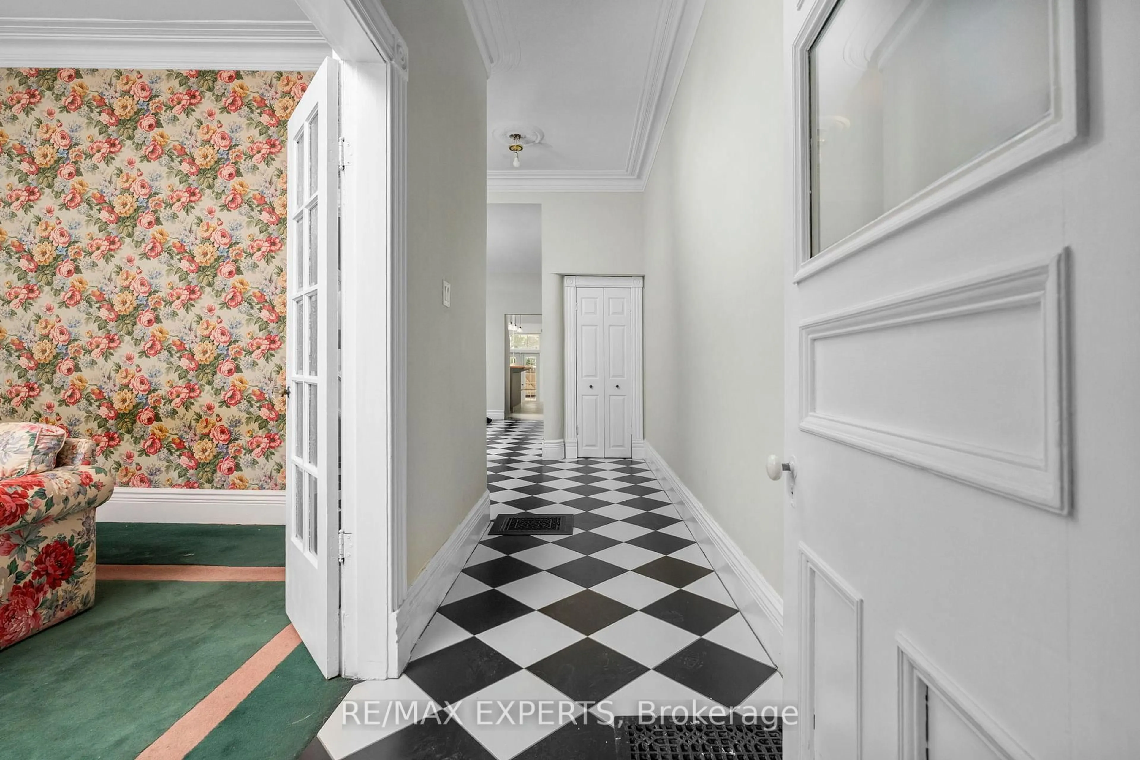 Indoor foyer for 382 Bathurst St, Toronto Ontario M5T 2S6