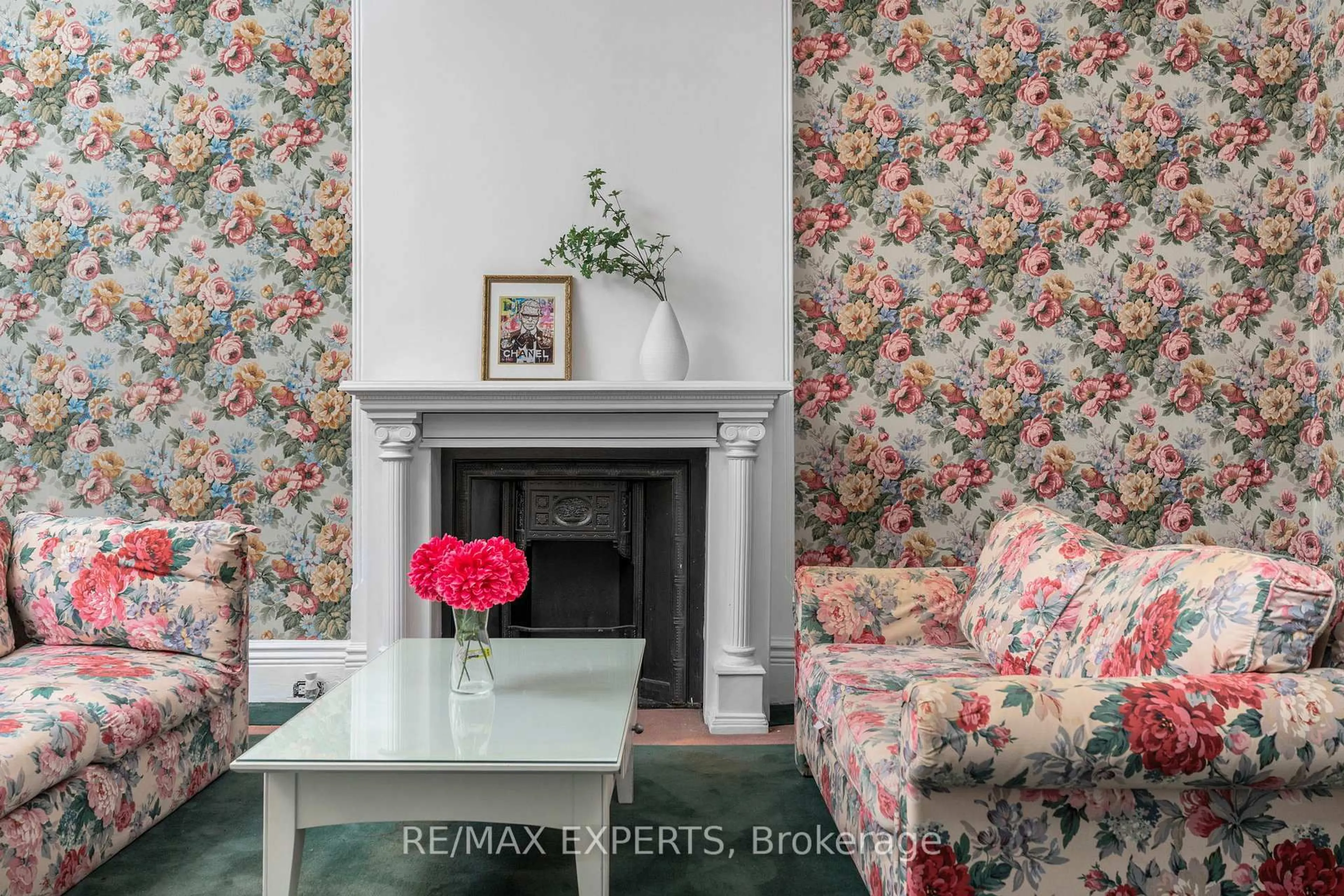 Living room with furniture, unknown for 382 Bathurst St, Toronto Ontario M5T 2S6