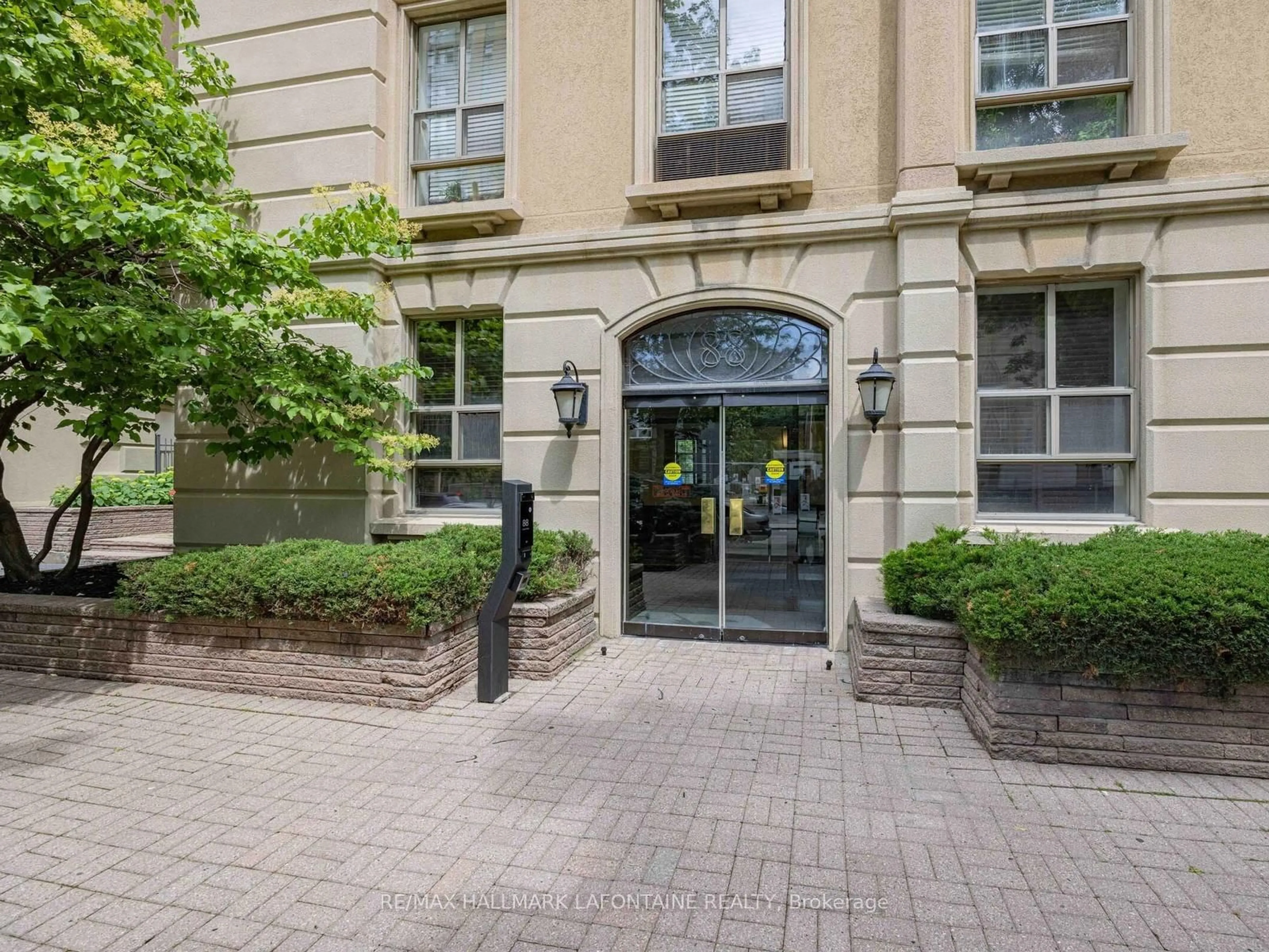 Indoor foyer for 88 Charles St #504, Toronto Ontario M4Y 2W7