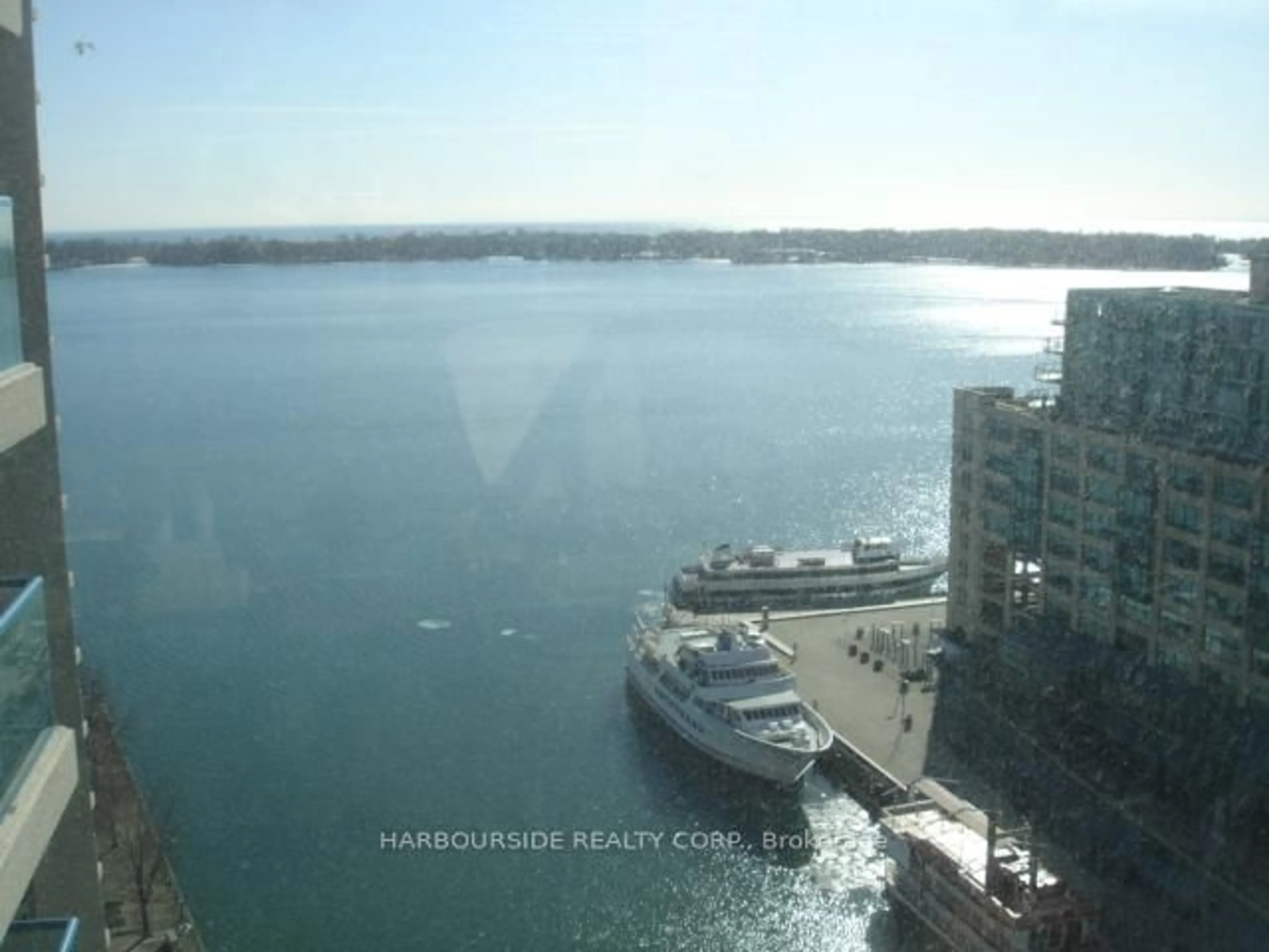 Blurry image for 77 Harbour Sq #2009, Toronto Ontario M5J 2S2