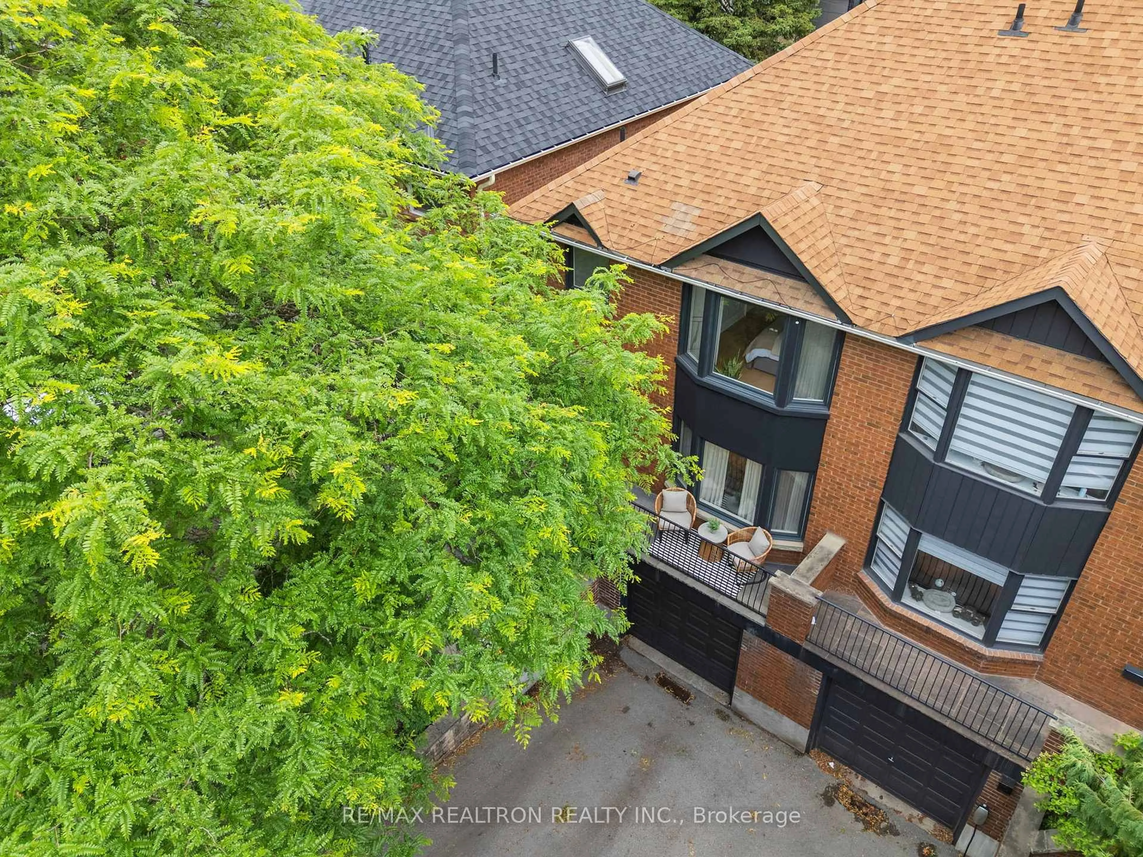 A pic from outside/outdoor area/front of a property/back of a property/a pic from drone, city buildings view from balcony for 250 Glenforest Rd, Toronto Ontario M4N 2A4