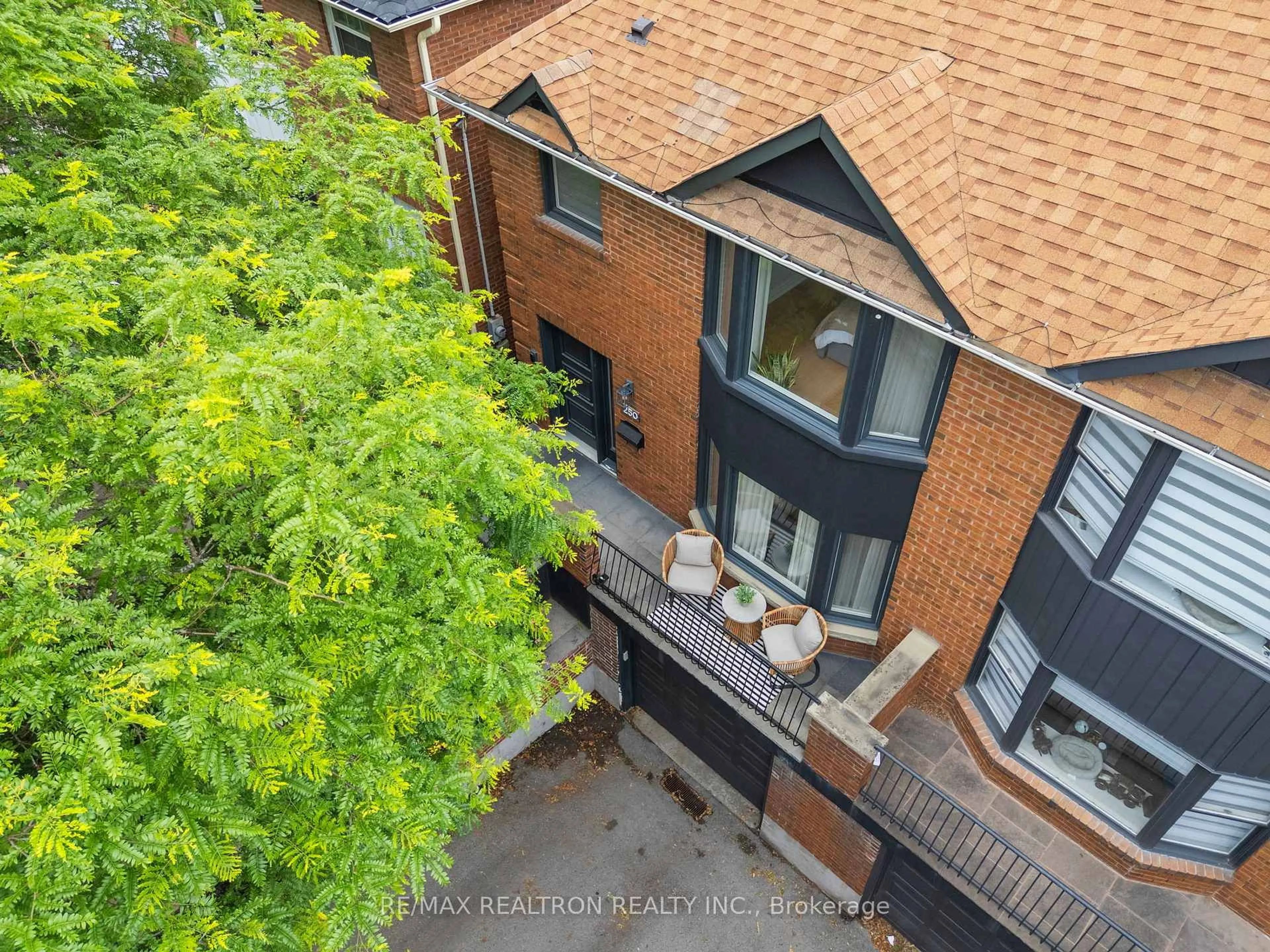 A pic from outside/outdoor area/front of a property/back of a property/a pic from drone, city buildings view from balcony for 250 Glenforest Rd, Toronto Ontario M4N 2A4