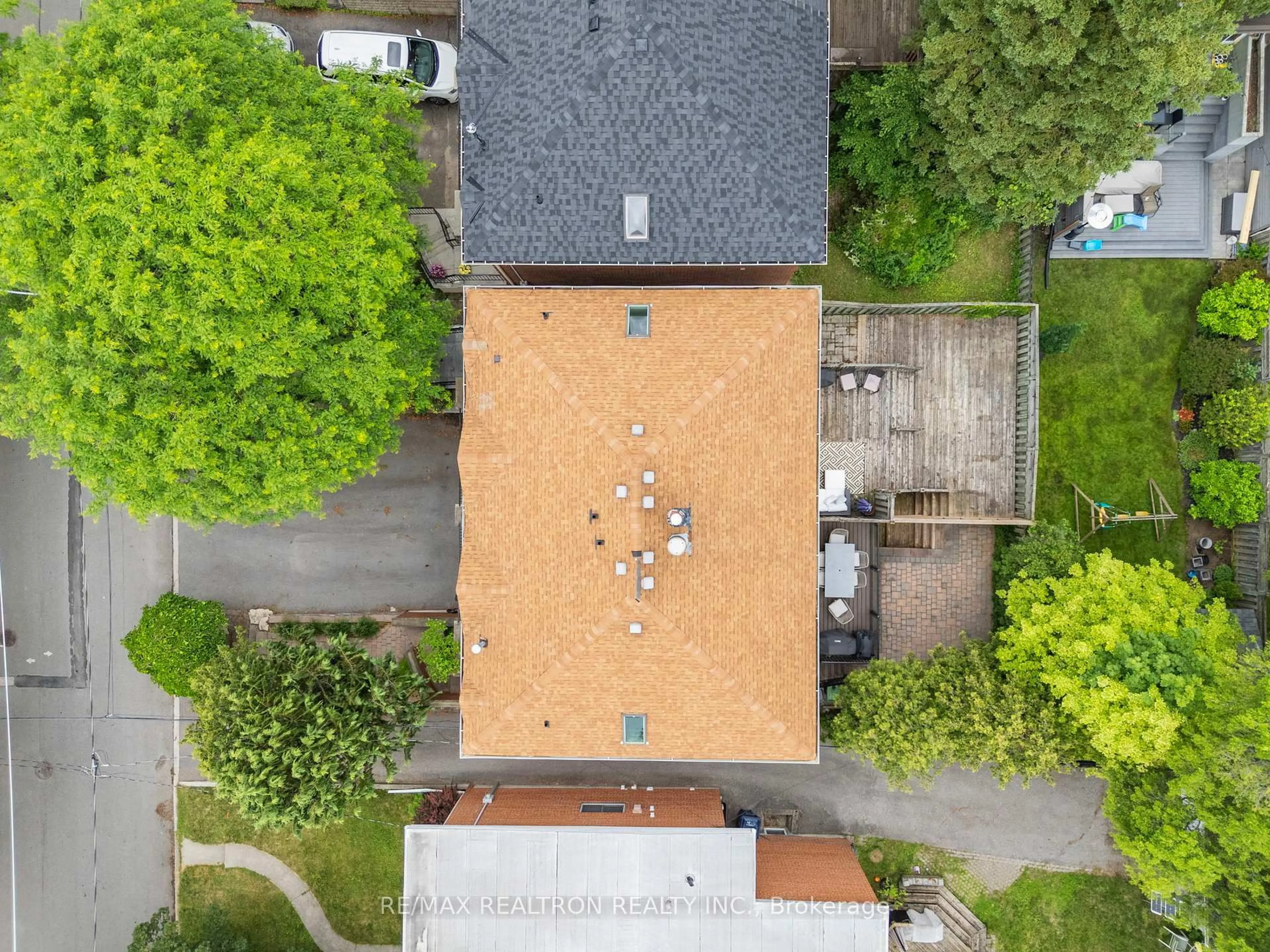 A pic from outside/outdoor area/front of a property/back of a property/a pic from drone, street for 250 Glenforest Rd, Toronto Ontario M4N 2A4
