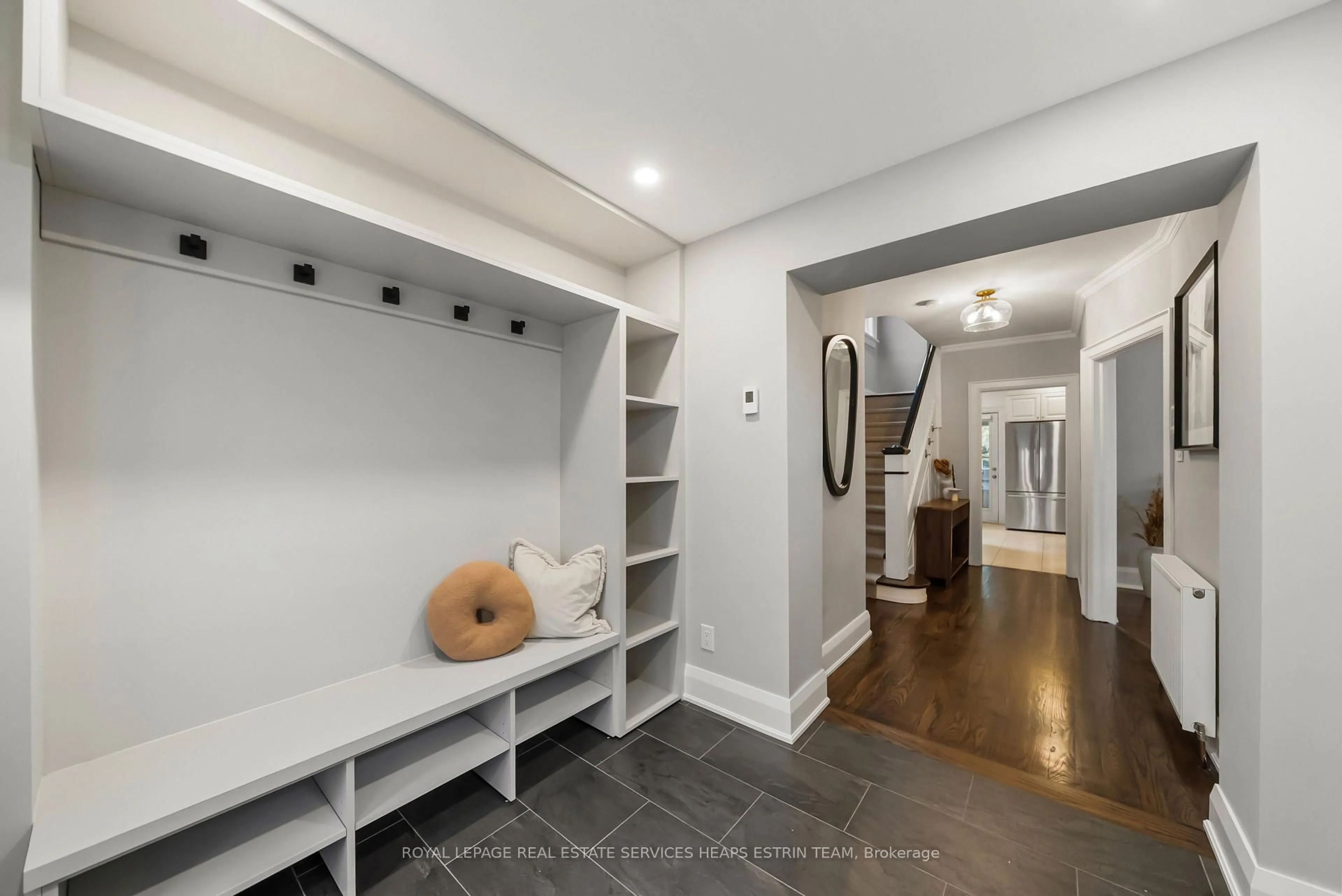 Indoor entryway for 844 Duplex Ave, Toronto Ontario M4R 1W9