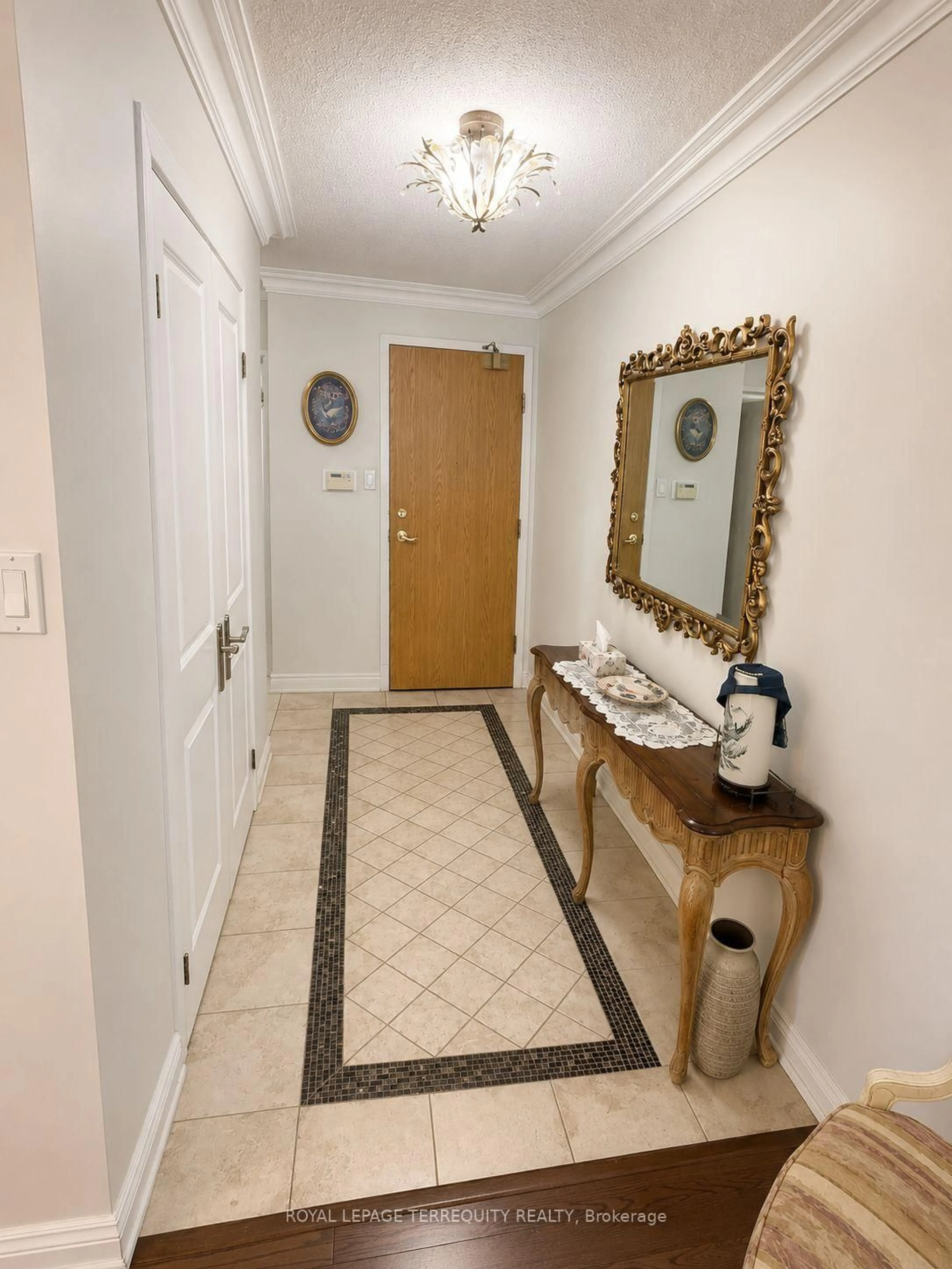 Indoor foyer for 1101 Steeles Ave #1011, Toronto Ontario M2R 3W5