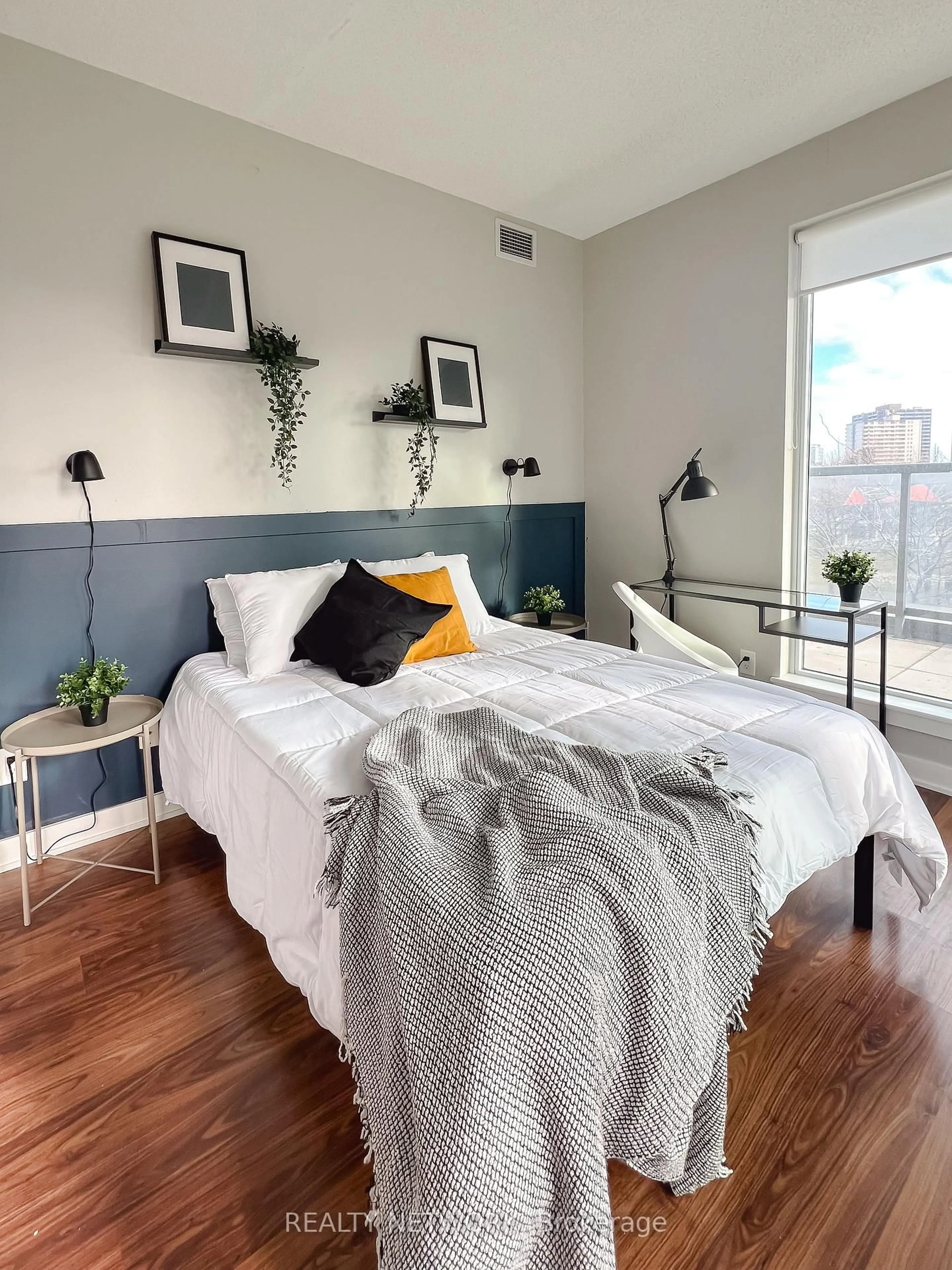 Bedroom with bed, wood/laminate floor for 260 Sackville St #210, Toronto Ontario M5A 0B3