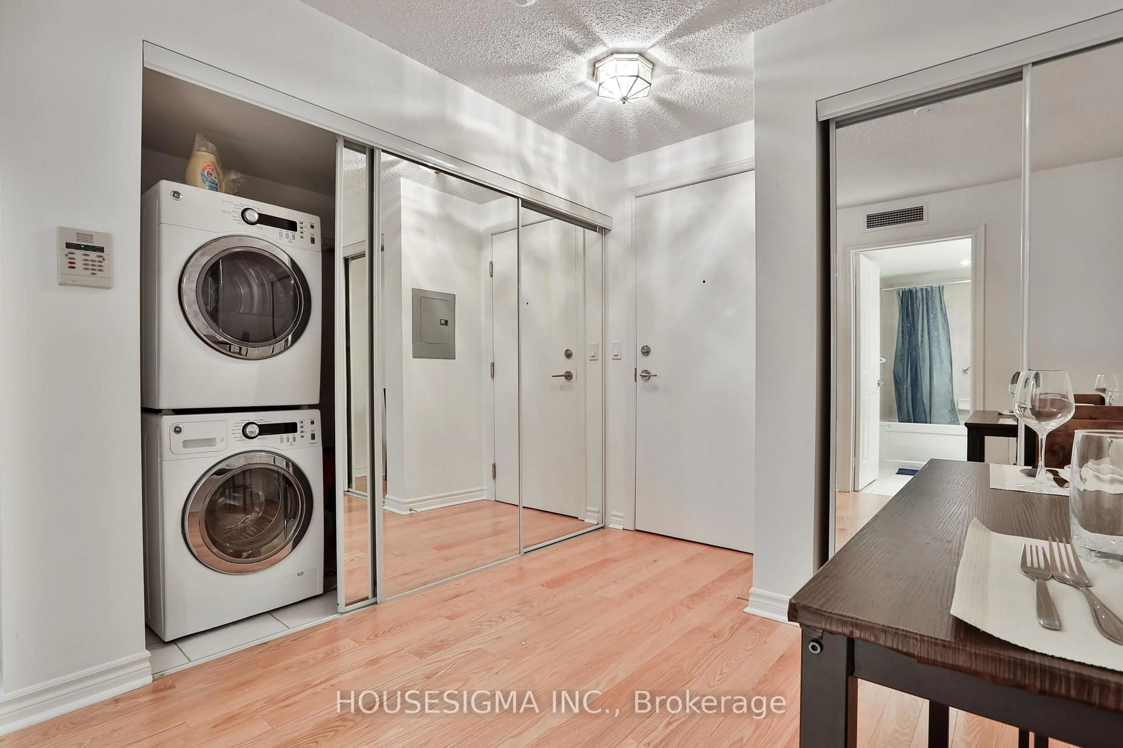 Laundry room for 270 Wellington St St #222, Toronto Ontario M5V 3P5