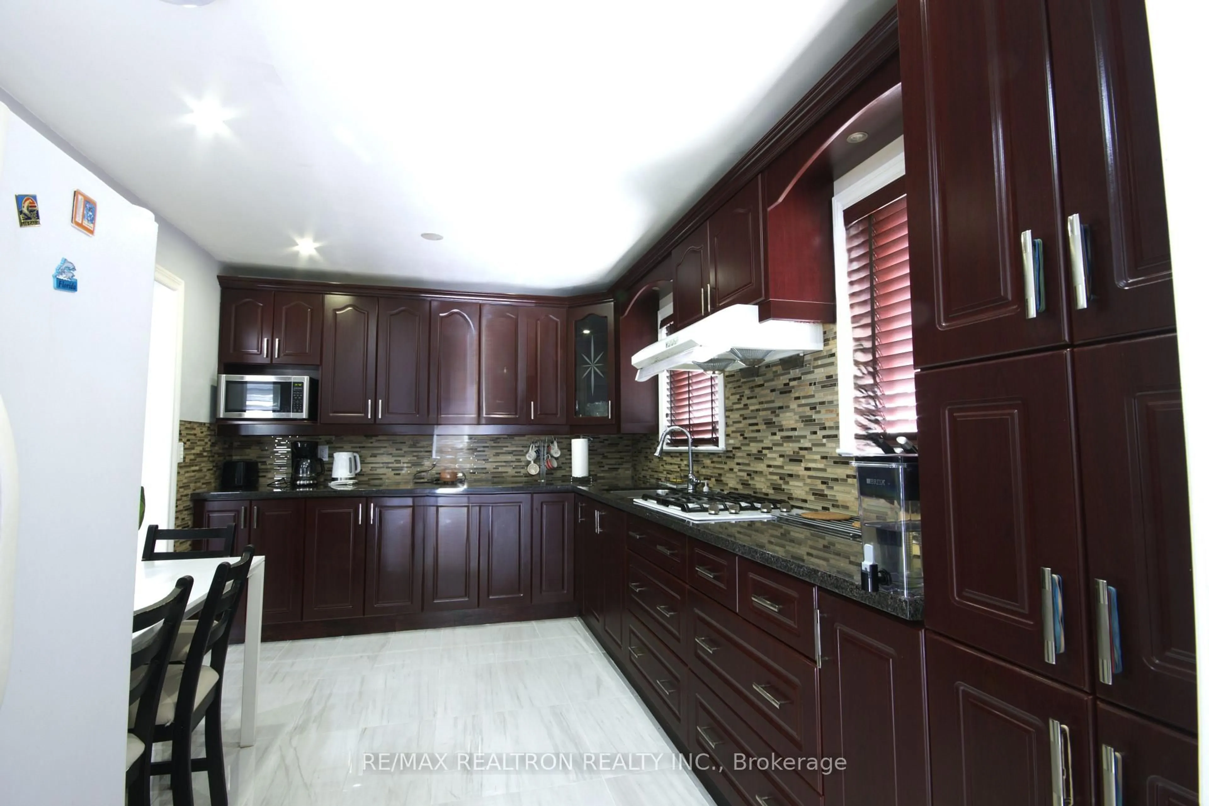 Contemporary kitchen, unknown for 187 Apache Tr, Toronto Ontario M2H 2J3