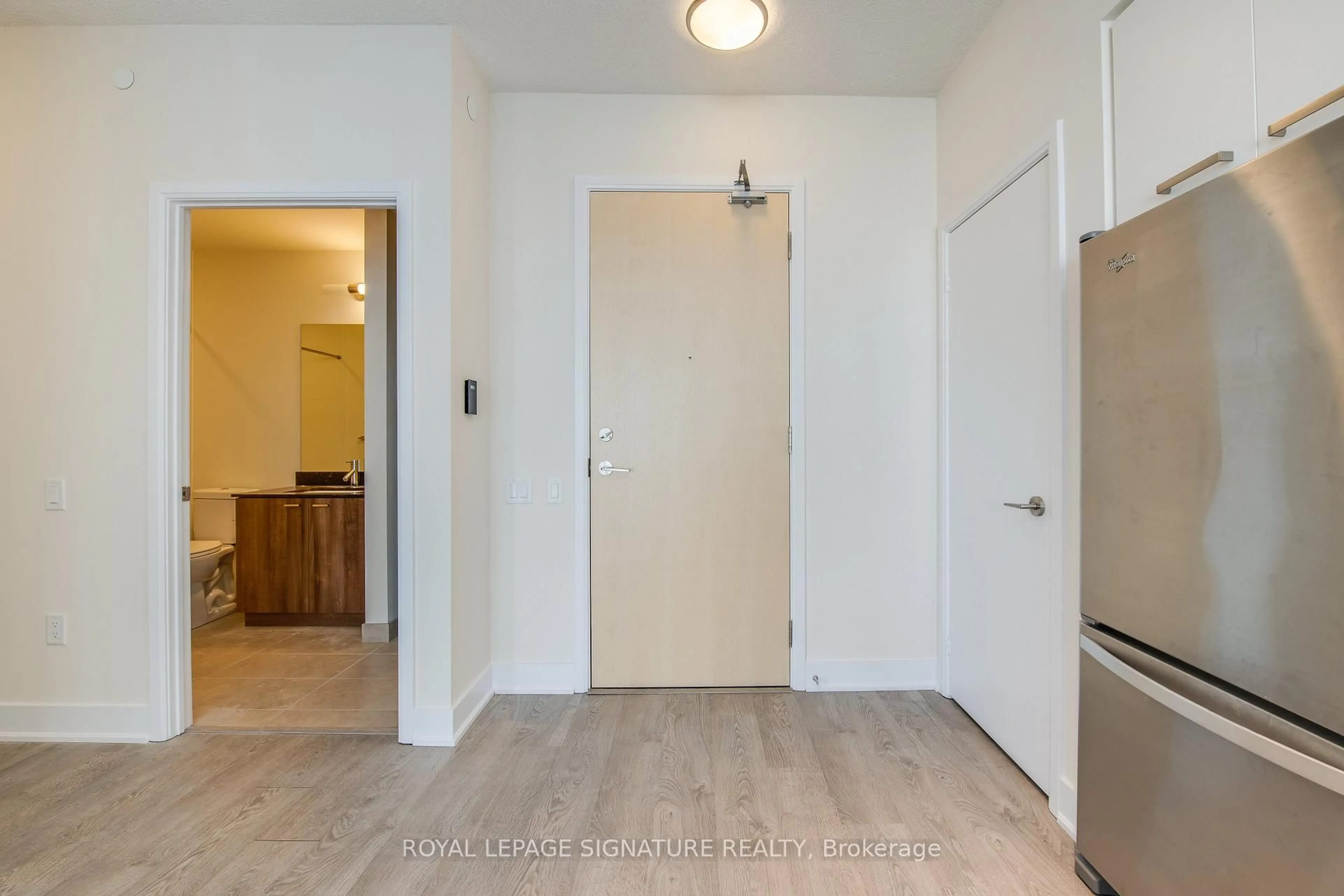 Indoor entryway for 30 Roehampton Ave #806, Toronto Ontario M4P 0B9