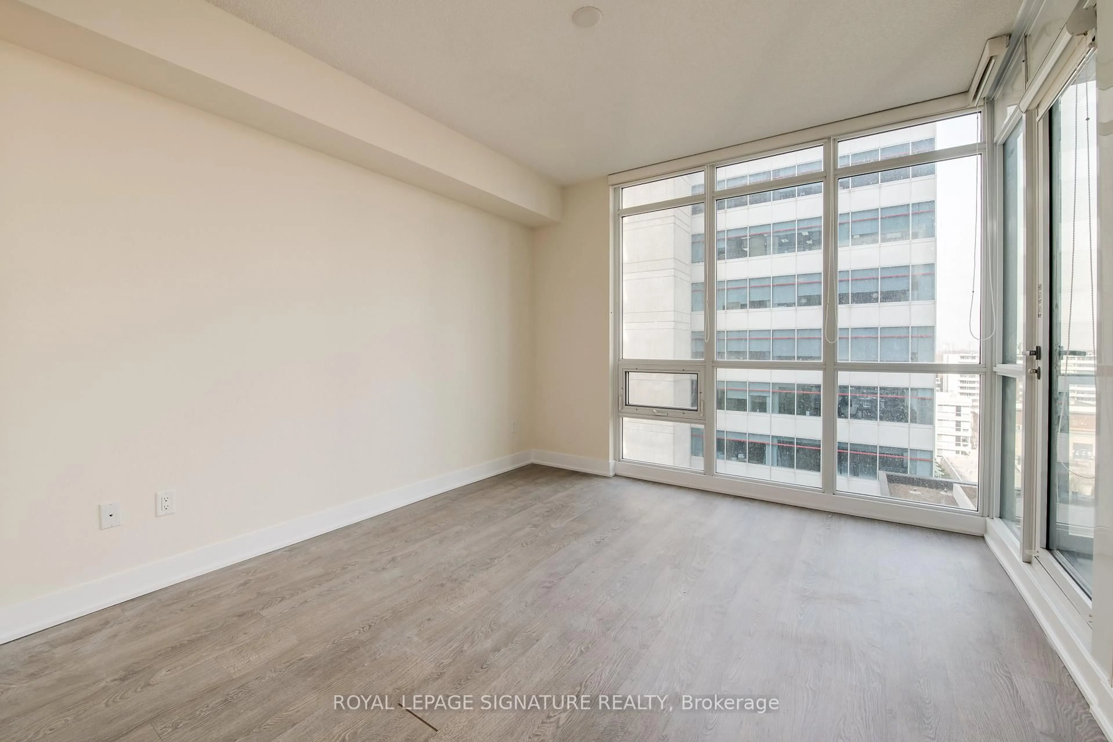 A pic of a room for 30 Roehampton Ave #806, Toronto Ontario M4P 0B9