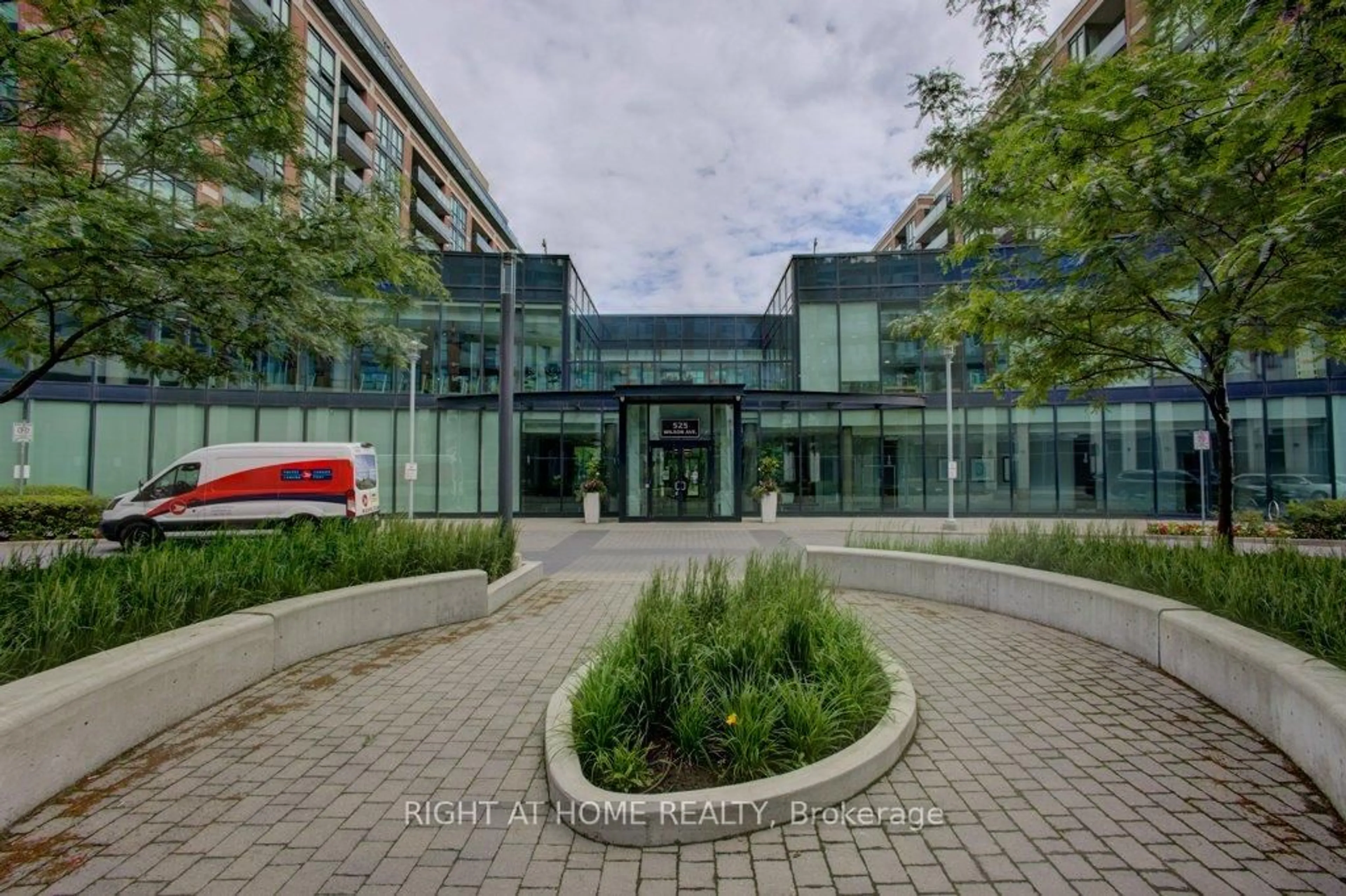 Indoor foyer for 525 Wilson Ave #947, Toronto Ontario M3H 0A7