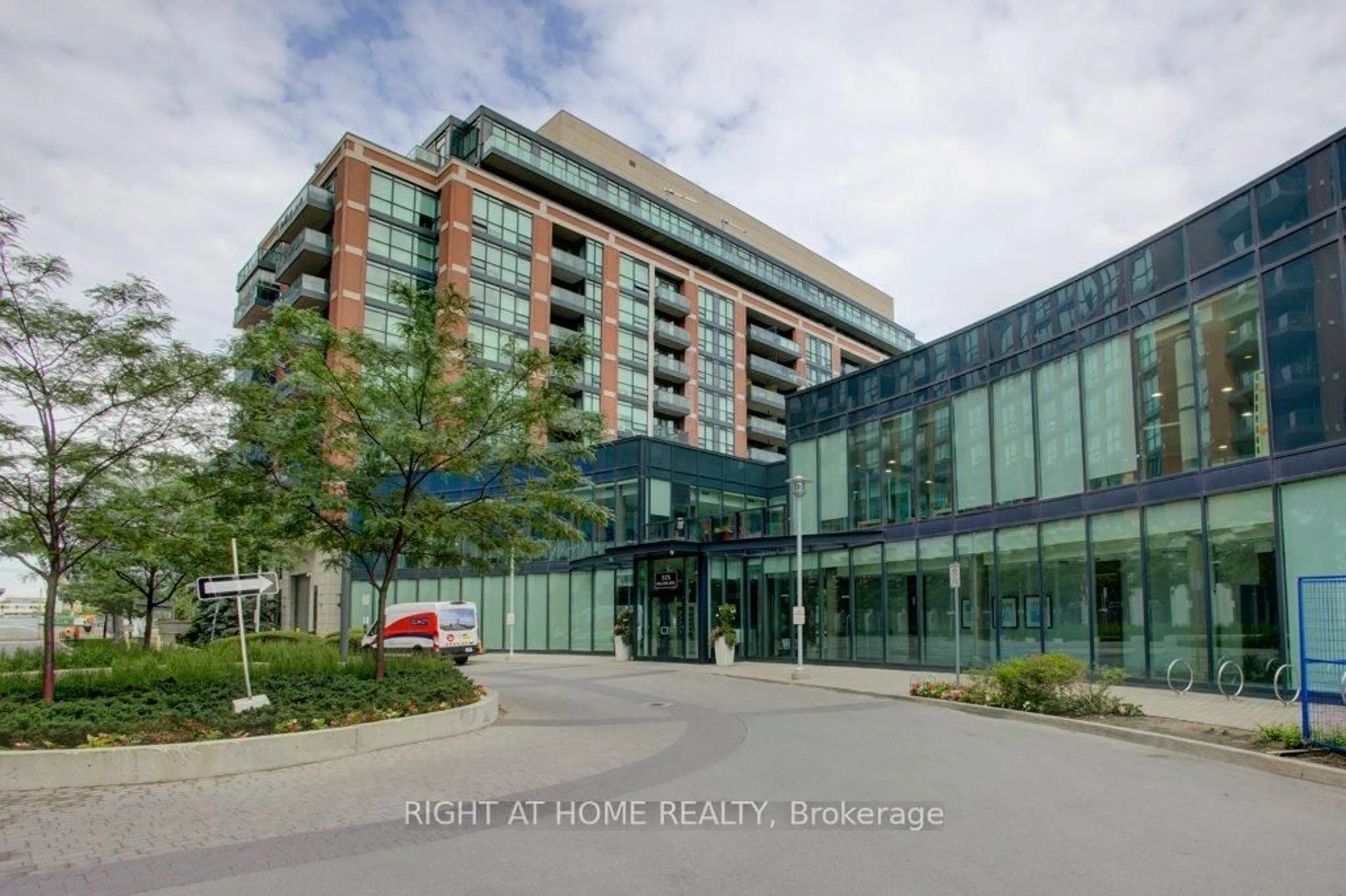 Indoor foyer for 525 Wilson Ave #947, Toronto Ontario M3H 0A7