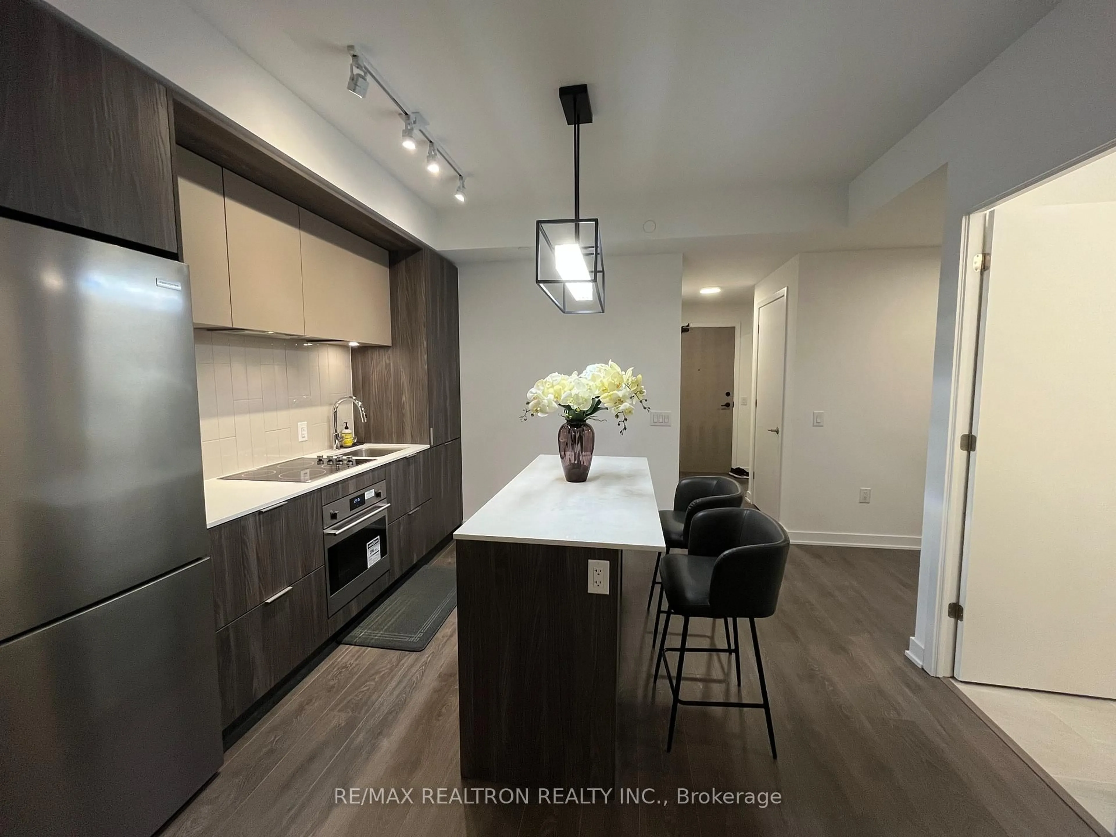 Open concept kitchen, wood/laminate floor for 130 River St, Toronto Ontario M5A 0R8