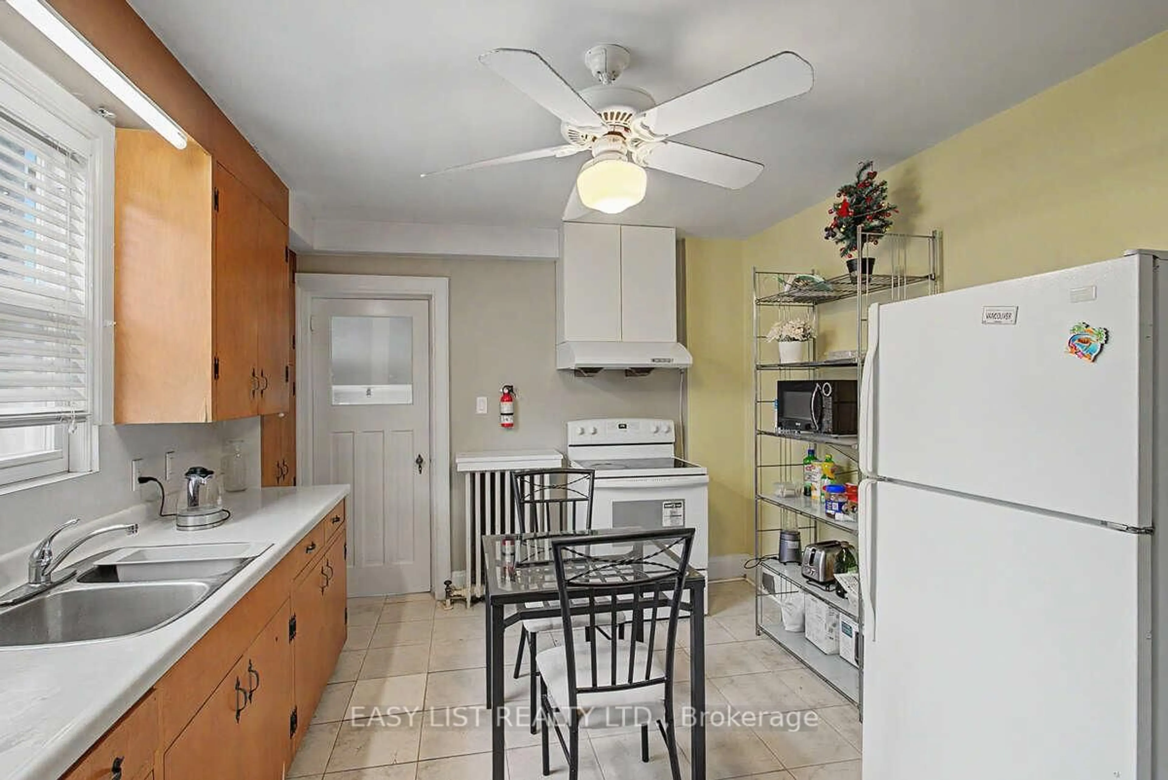 Standard kitchen, ceramic/tile floor for 77 Avondale Ave, Toronto Ontario M2N 2V1