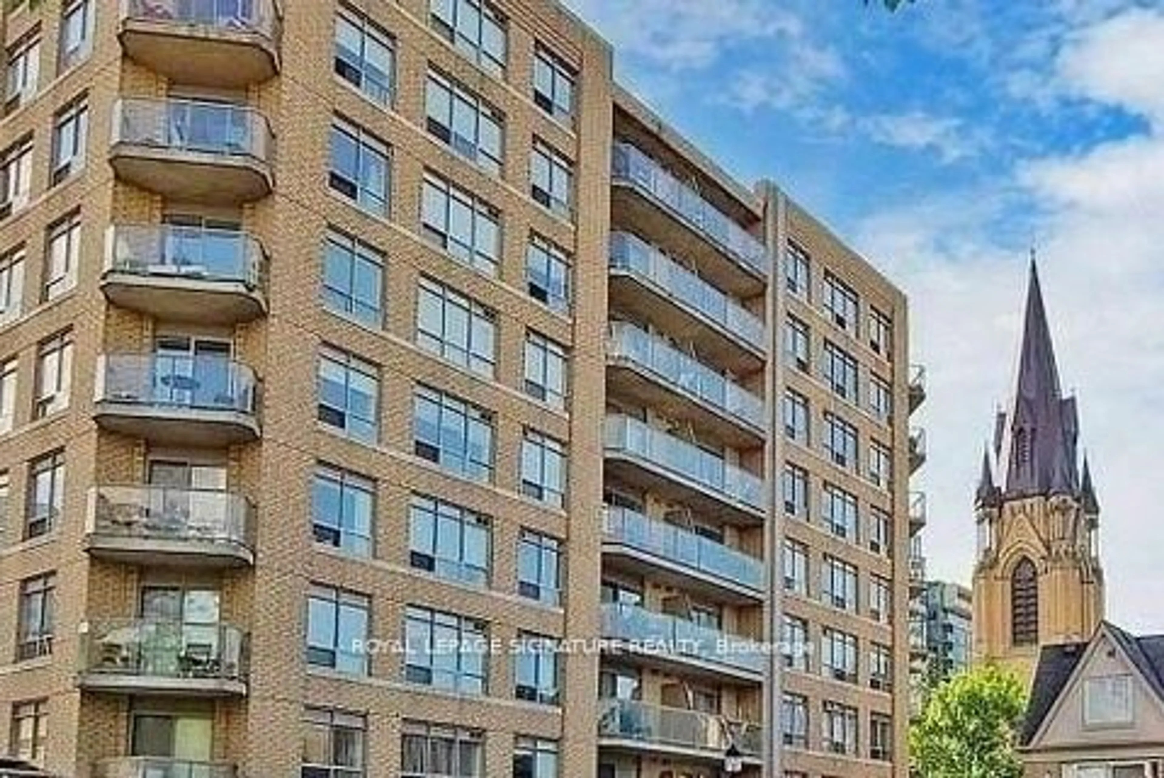A pic from outside/outdoor area/front of a property/back of a property/a pic from drone, building for 140 Bathurst St #207, Toronto Ontario M5V 3N8